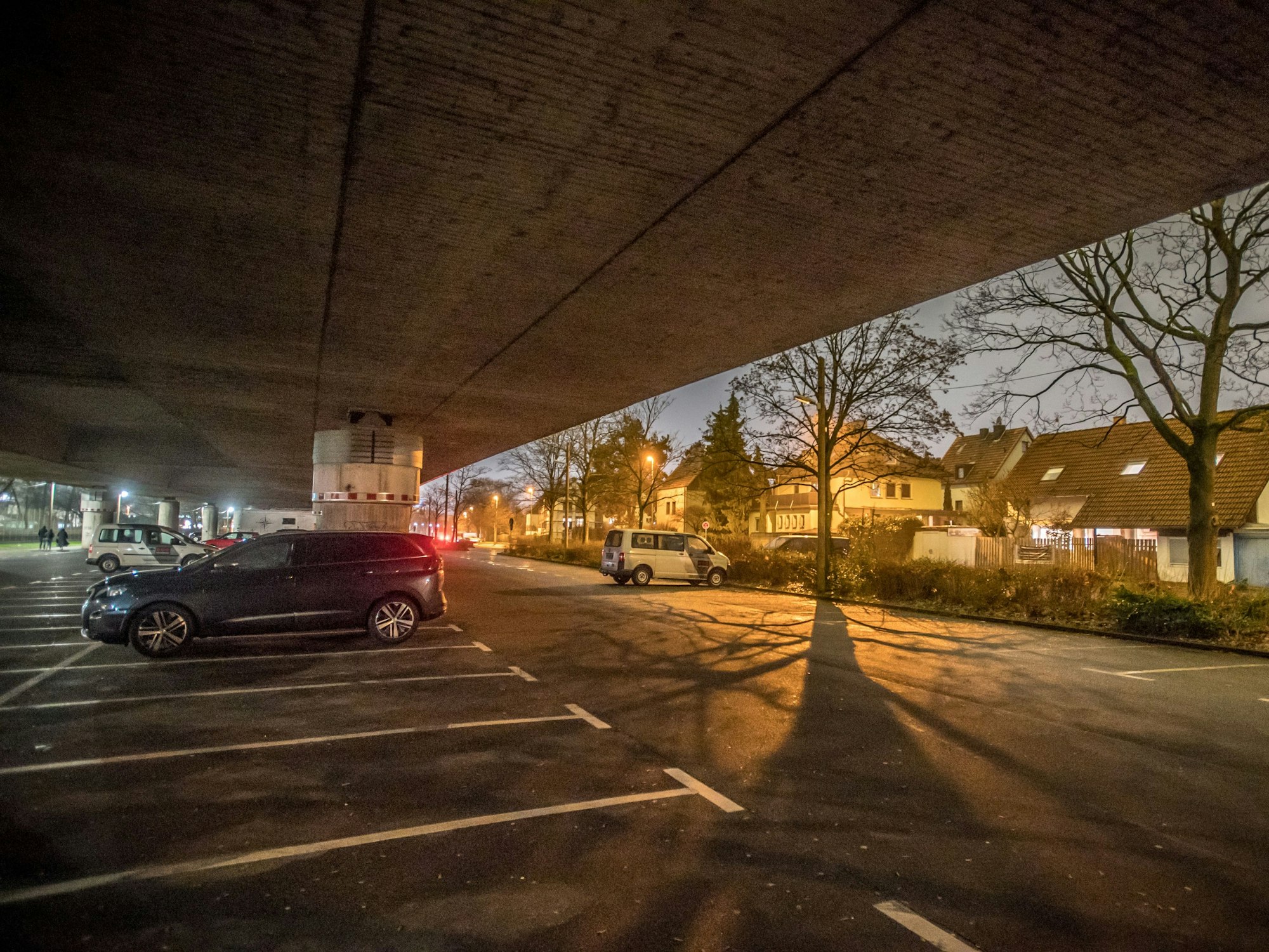 Nachtaufnahme unter der Stelzenautobahn, Hochstraße, Autobahn 1, Küppersteg. Foto: Ralf Krieger