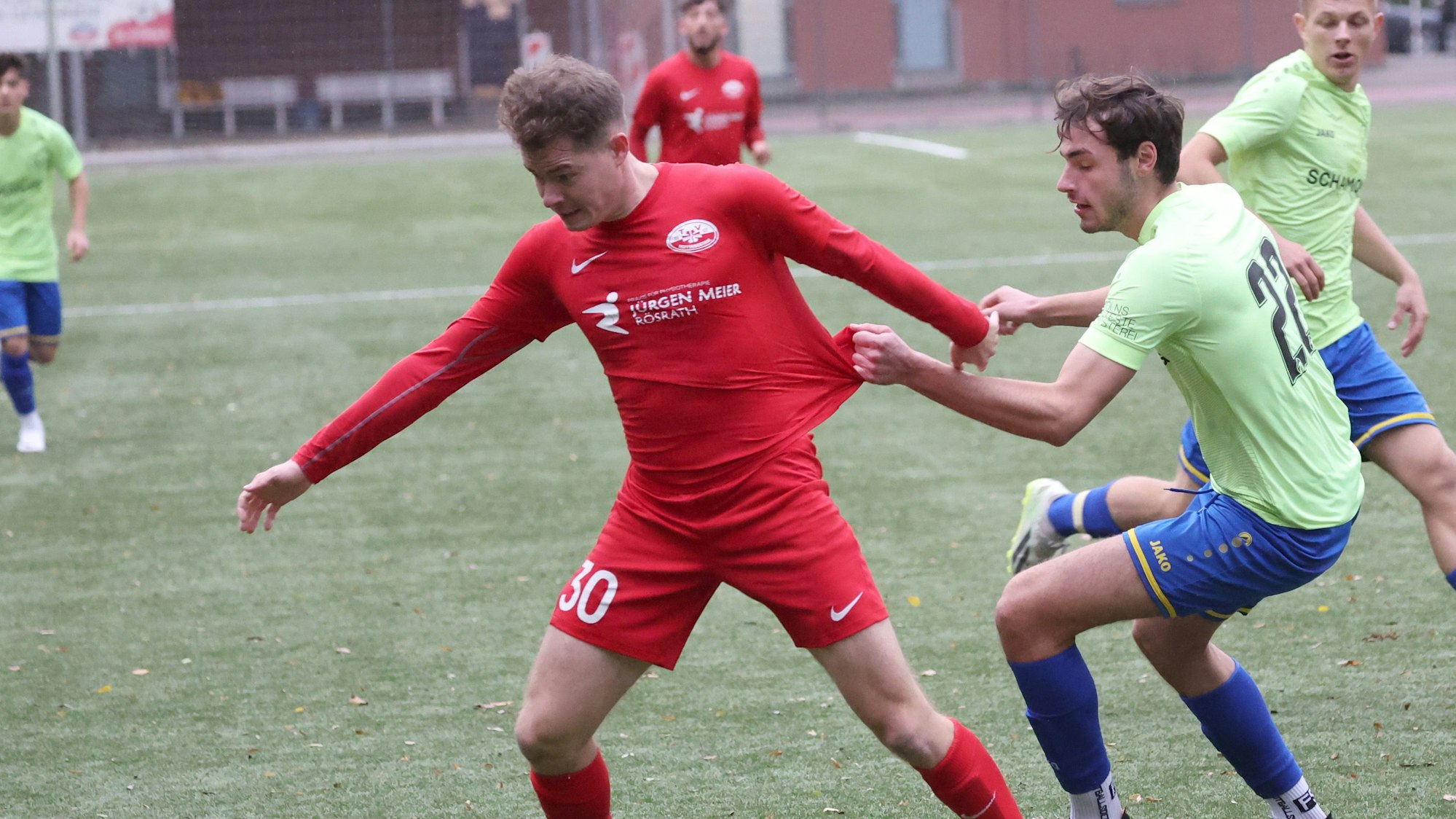 Das Bezirksliga-Spiel zwischen dem TV Hoffnungsthal (rote Trikots) und dem SC West Köln endete in einer Schlägerei.