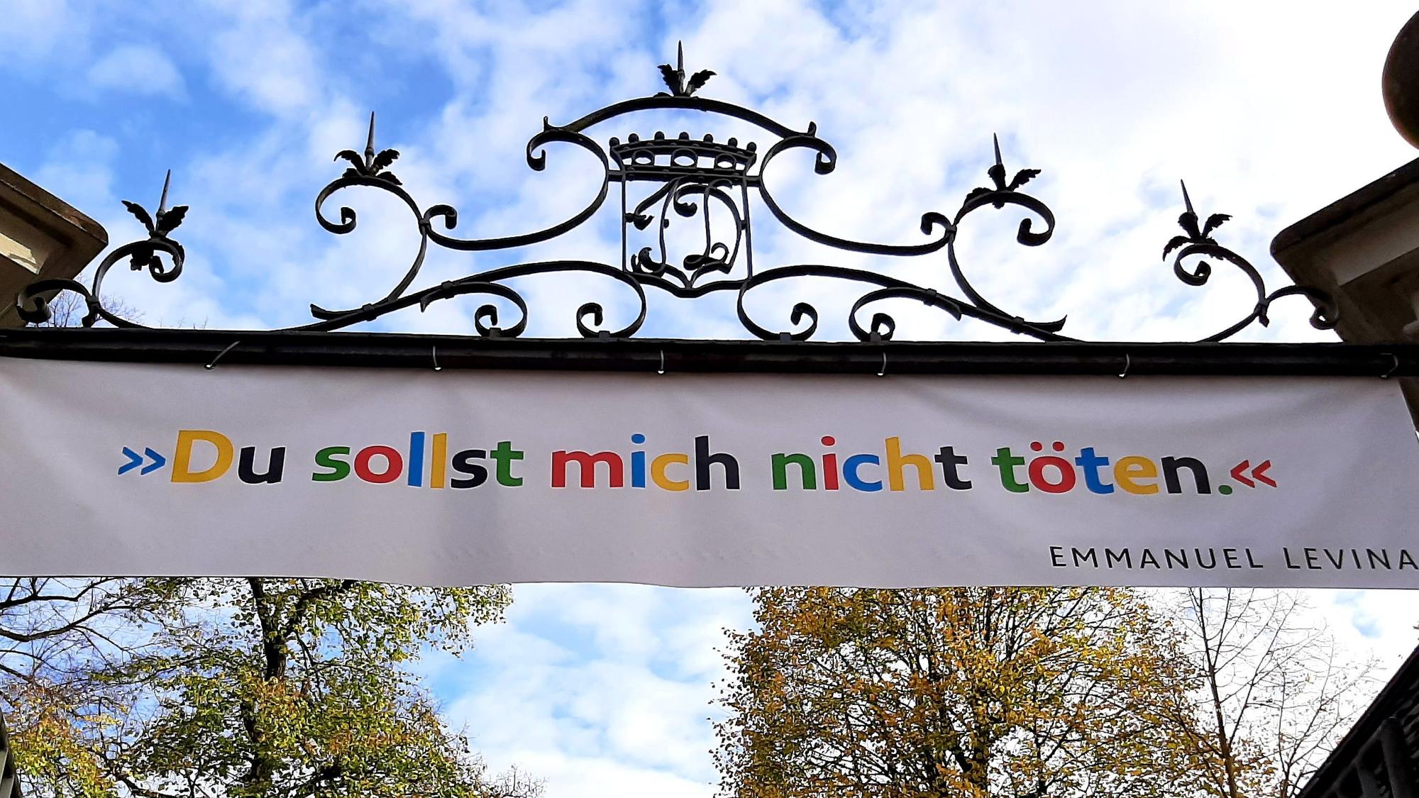 Plakat am Eingagstor zum Schloss Morsbroich/ Museum als Stellungsnahme zur derzeitigen Lage weltweit.