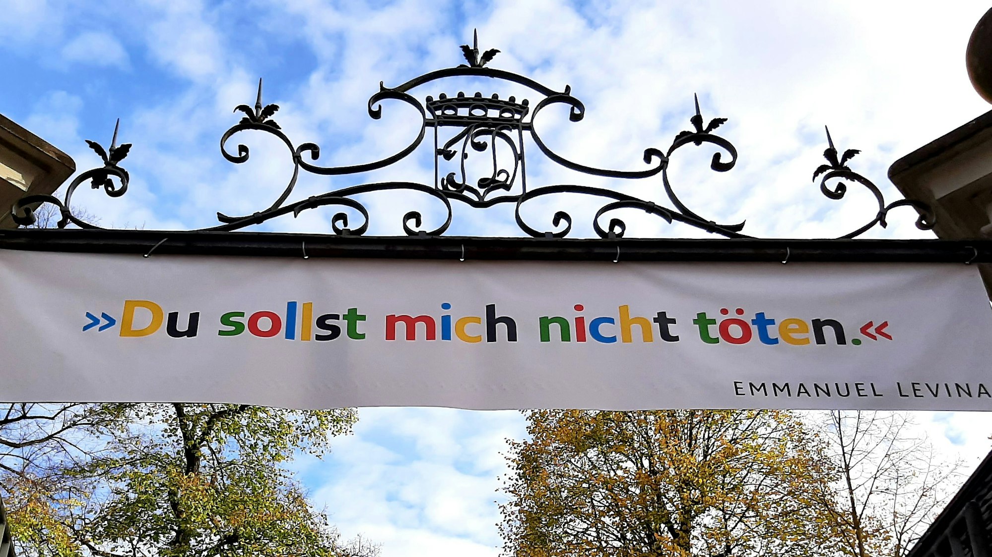 Plakat am Eingagstor zum Schloss Morsbroich/ Museum als Stellungsnahme zur derzeitigen Lage weltweit.