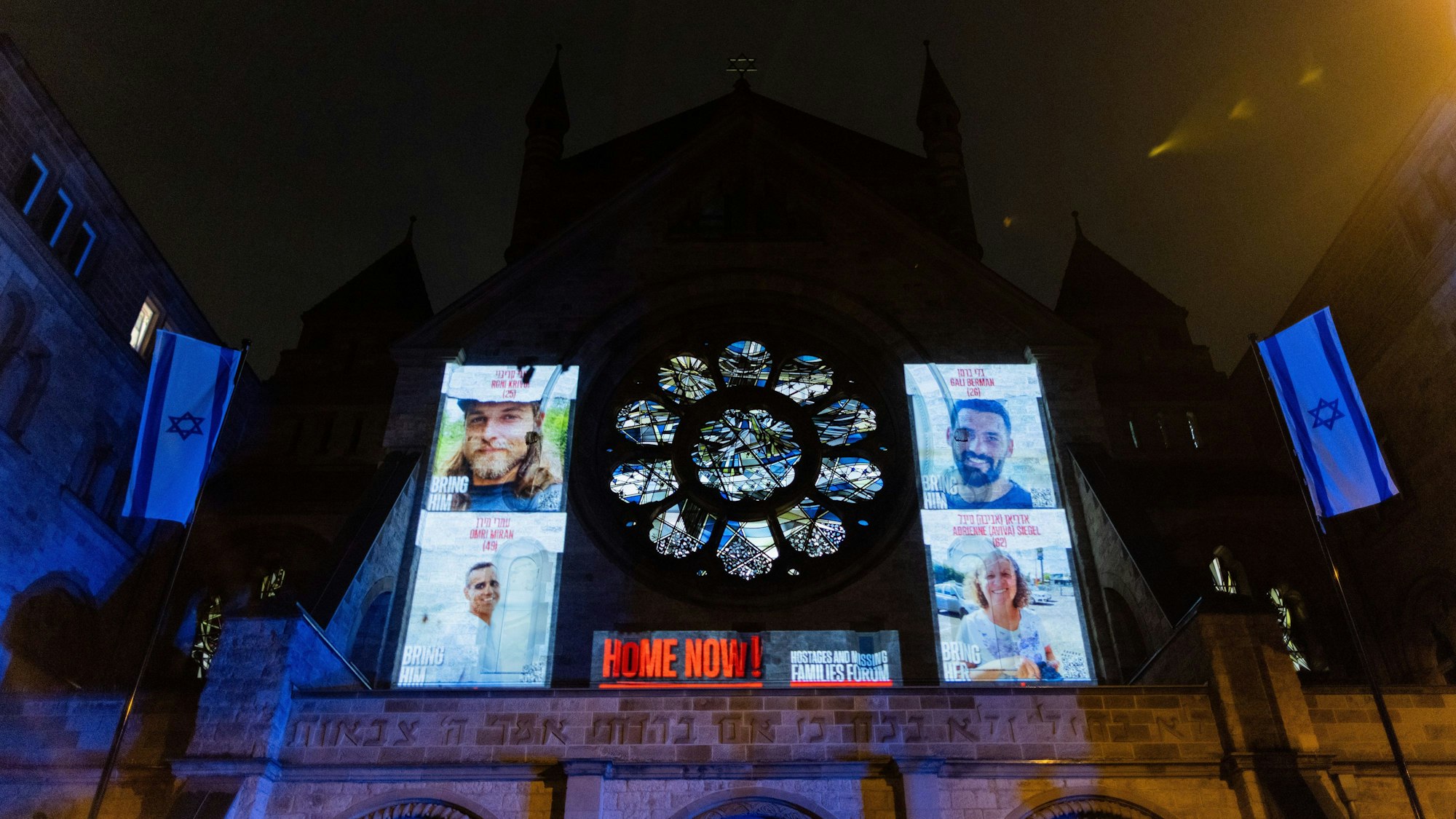 Solidarität mit Israel in Köln: Geiseln der Hamas sind an die Synagoge projiziert.
