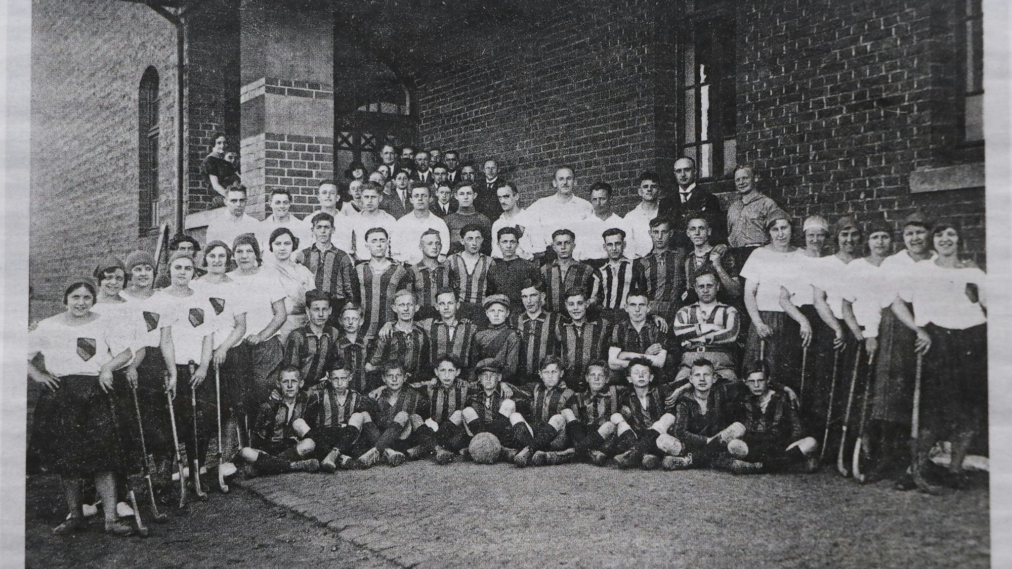 Auf dem historischen Foto sind alle Sportler des Vereins für Rasenspiele zu sehen.