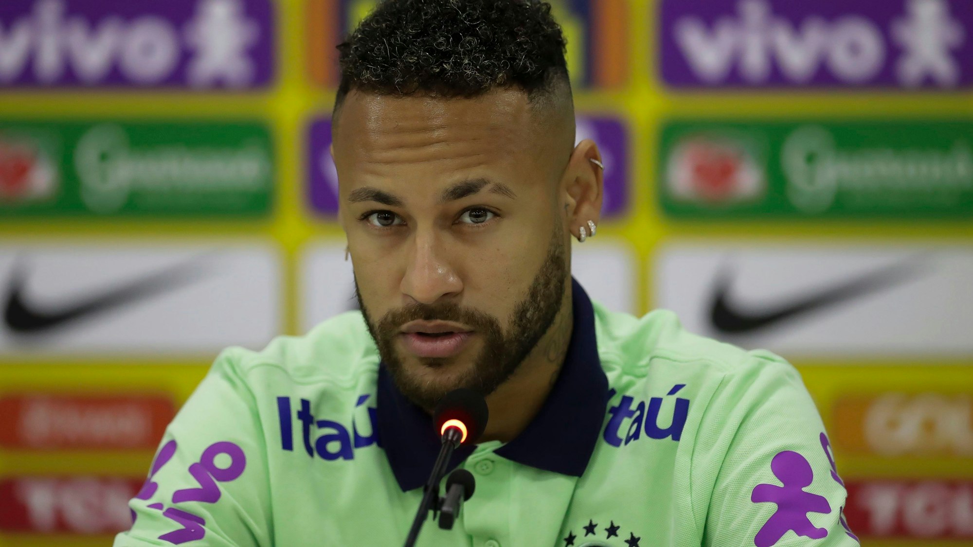 Brasiliens Neymar nimmt an einer Pressekonferenz vor einer Trainingseinheit teil.
