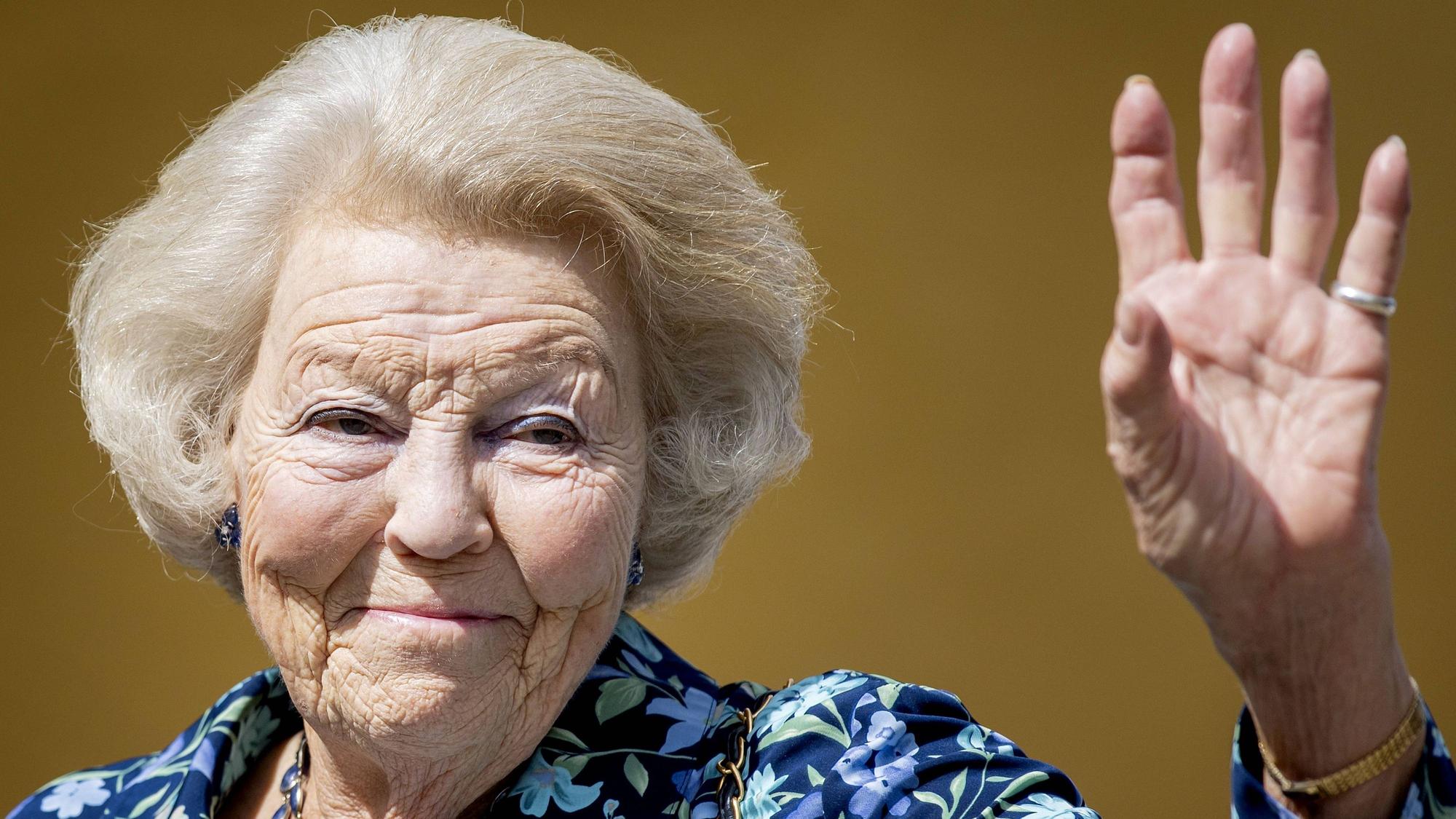 Prinzessin Beatrix bei einem Besuch des Landhauses Savonet, das früher zu einer der größten Plantagen der Insel gehörte und heute als Museum dient.