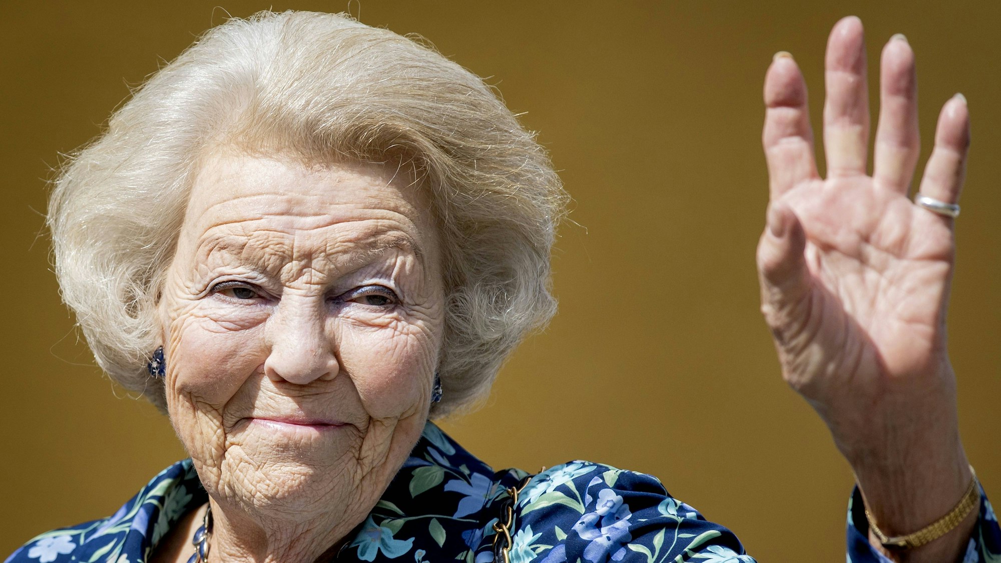 Prinzessin Beatrix bei einem Besuch des Landhauses Savonet, das früher zu einer der größten Plantagen der Insel gehörte und heute als Museum dient.
