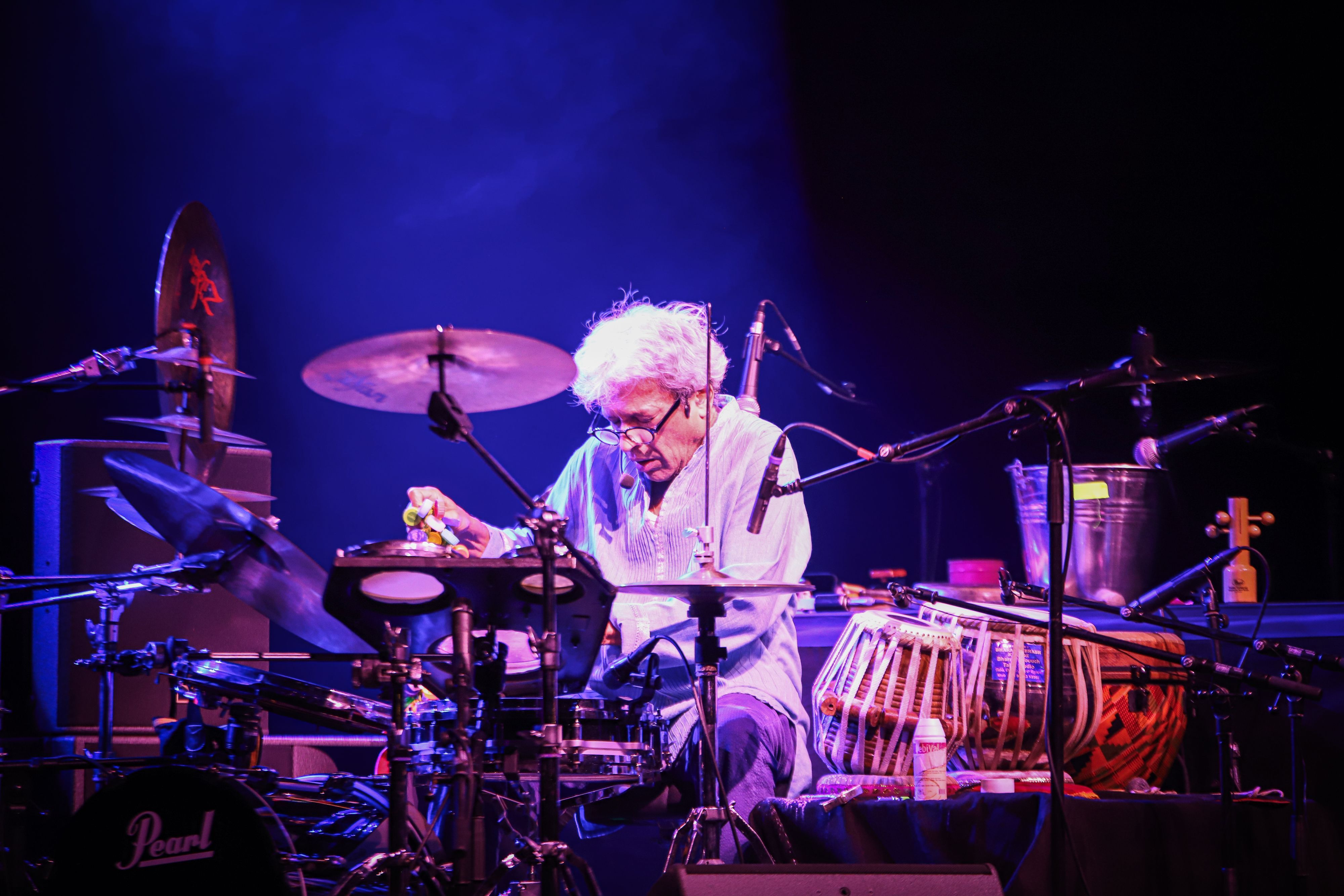 Der indische Perkussionist und Sänger Trilok Gurtu bei den Jazztagen 2023 im Erholungshaus