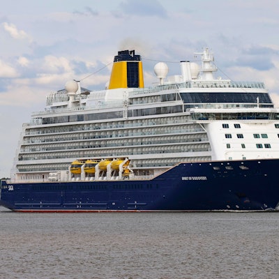 Kreuzfahrtschiff Spirit of Discovery verlässt den Hamburger Hafen auf der Elbe, Hamburg.