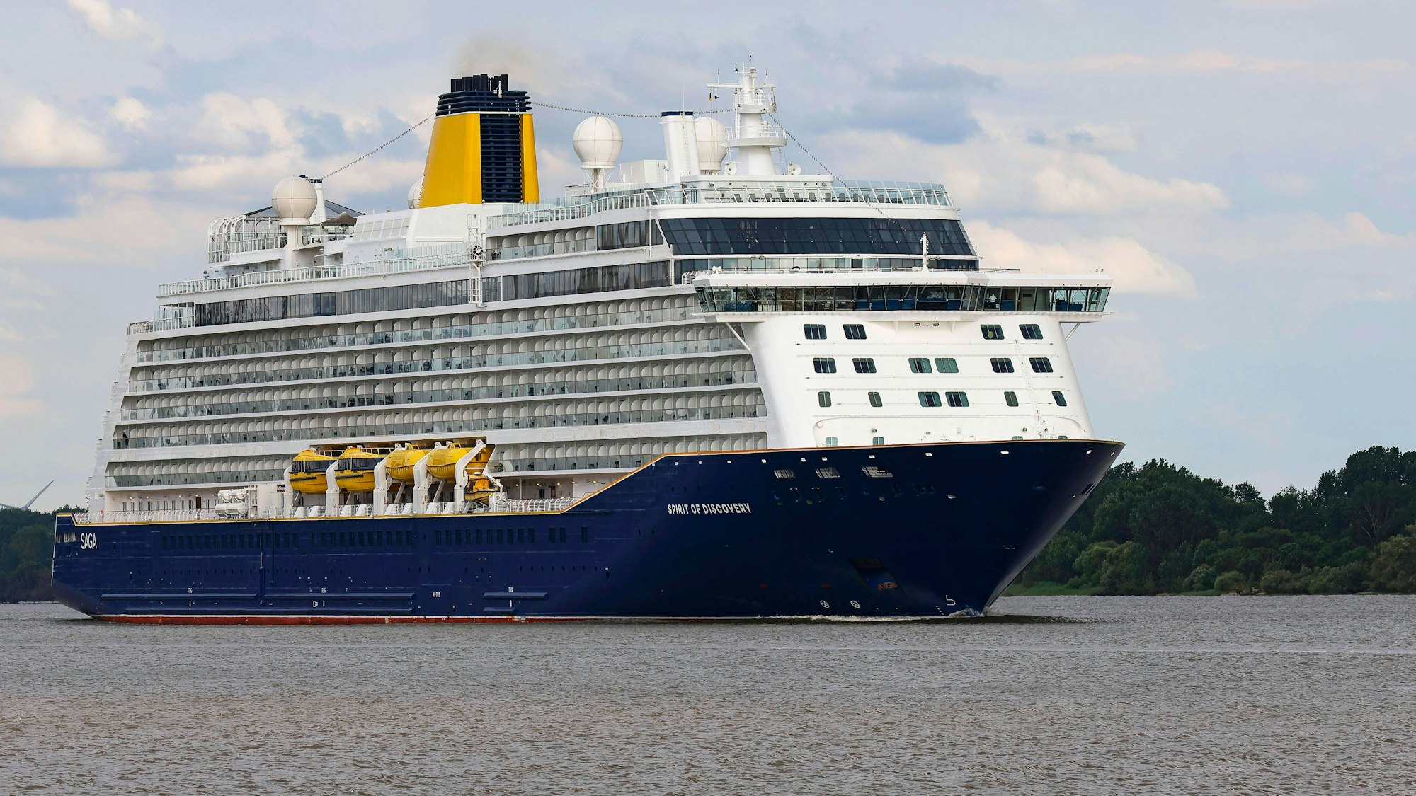 Kreuzfahrtschiff Spirit of Discovery verlässt den Hamburger Hafen auf der Elbe, Hamburg.