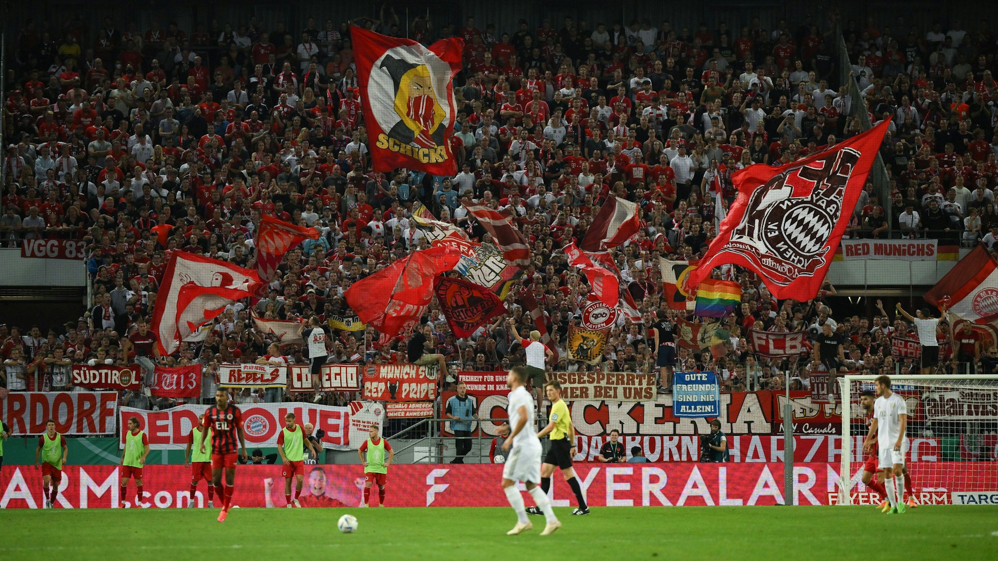 Bayern-Fans in der Südkurve des Rhein-Energie-Stadions.