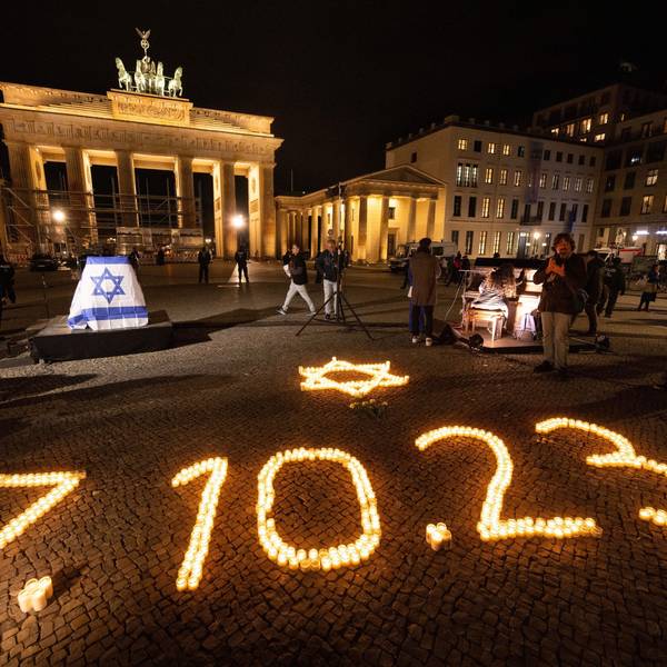 Bei einer Gedenkveranstaltung der Deutsch-Israelischen Gesellschaft für die Opfer des Hamas-Angriffs auf Israel am 7. Oktober leuchten Kerzen in Form eines David-Sterns und des Datums des Angriffs der Hamas-Terroristen in Israel.