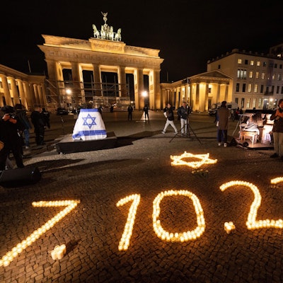 Bei einer Gedenkveranstaltung der Deutsch-Israelischen Gesellschaft für die Opfer des Hamas-Angriffs auf Israel am 7. Oktober leuchten Kerzen in Form eines David-Sterns und des Datums des Angriffs der Hamas-Terroristen in Israel.