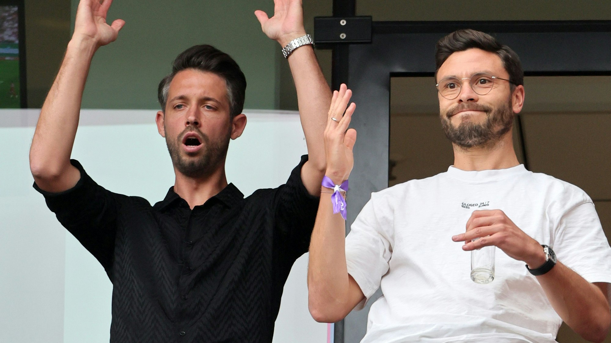 Ex-FC-Kapitän Jonas Hector verfolgt zusammen mit FC-Profi Mark Uth ein FC-Spiel von der Tribüne aus.