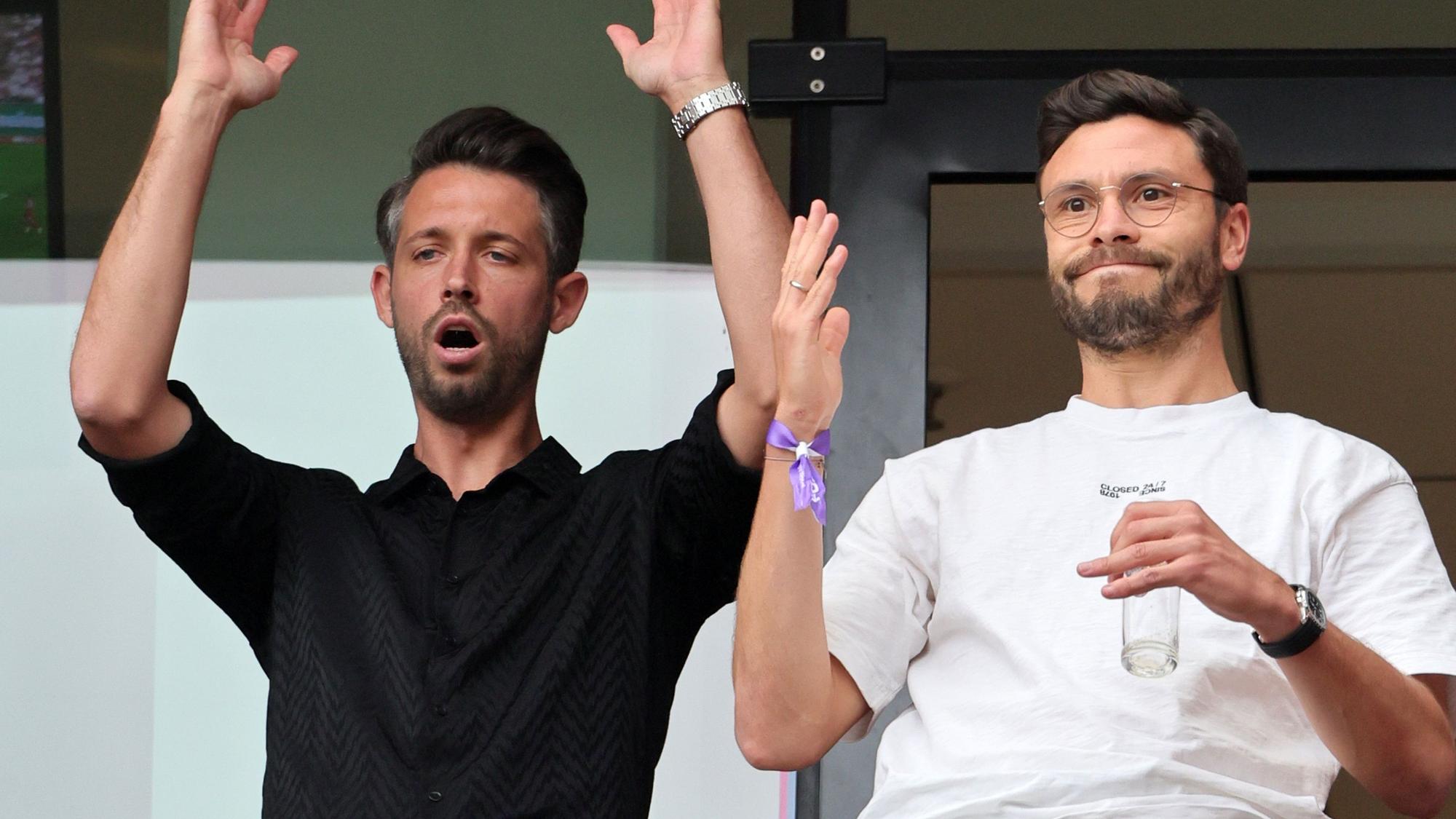 Ex-FC-Kapitän Jonas Hector verfolgt zusammen mit FC-Profi Mark Uth ein FC-Spiel von der Tribüne aus.
