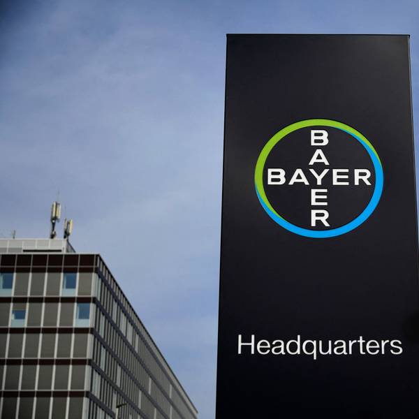 Ein Schild des Chemie-Riesen Bayer bei der Zentrale in Leverkusen. Der Konzern hat angekündigt, Hierarchieebenen streichen zu wollen. (Symbolbild)