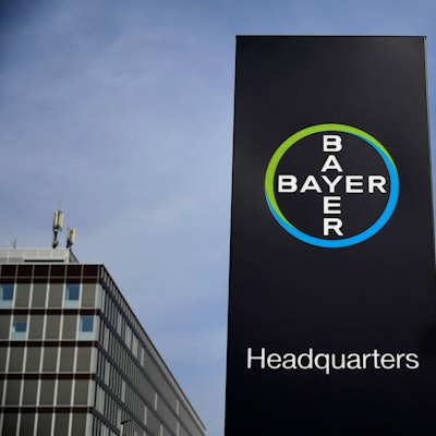 Ein Schild des Chemie-Riesen Bayer bei der Zentrale in Leverkusen. Der Konzern hat angekündigt, Hierarchieebenen streichen zu wollen. (Symbolbild)