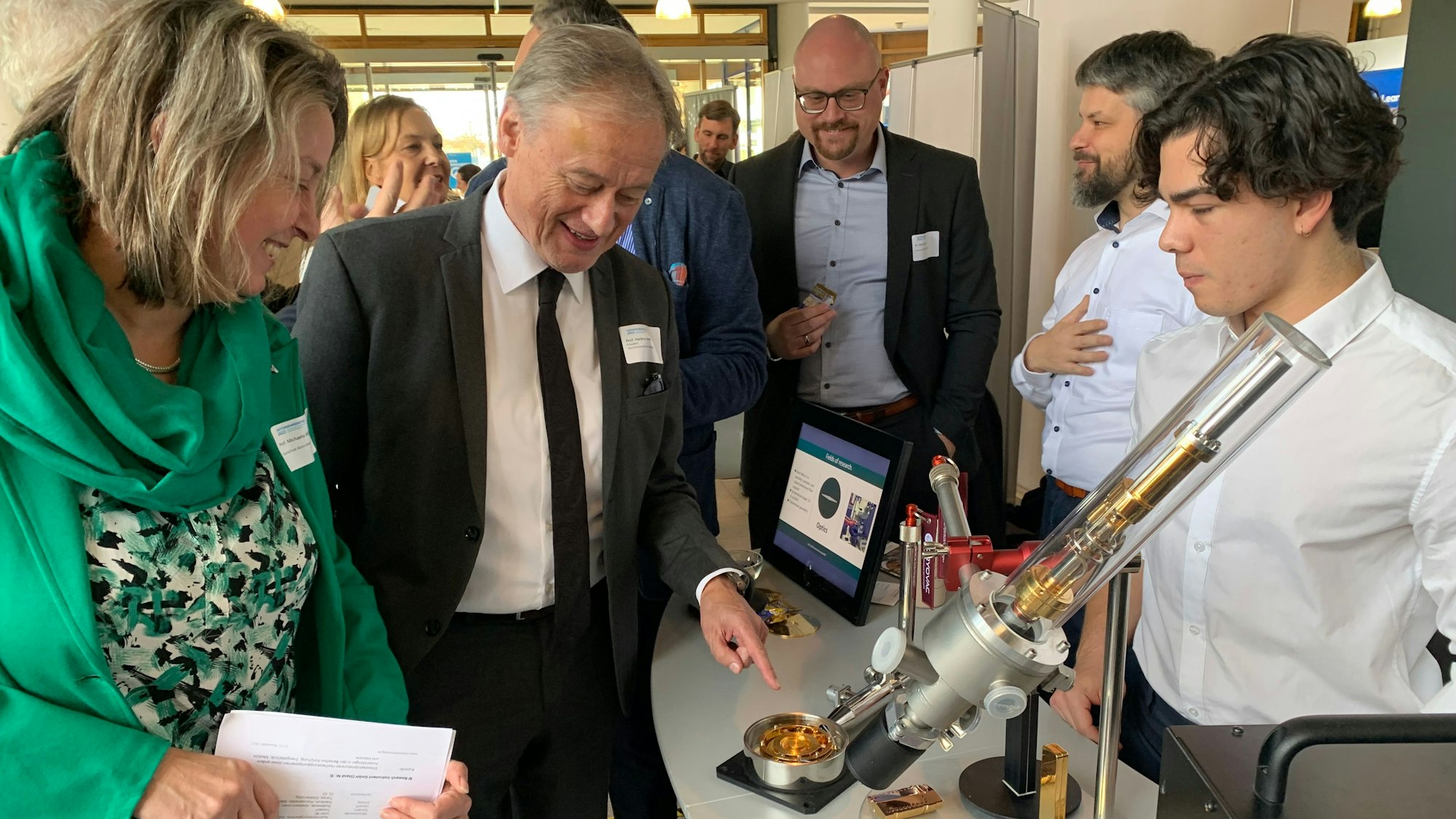 Unternehmertag der Hochschule Bonn-Rhein-Sieg, Hochschulpräsident Hartmut Ihne (2.v.l.) und Vizepräsidentin Michaela Wirtz (l.) am Stand der Troisdorfer Firma Cryovac, die Tieftemperaturtechnik herstellt.