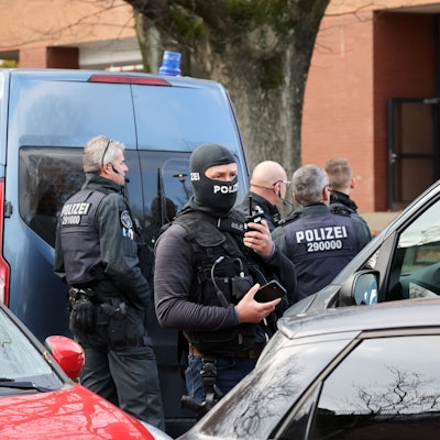 dpatopbilder - 08.11.2023, Hamburg: Einsatzkräfte stehen bei einer Bedrohungslage in Hamburg vor der Stadtteilschule Blankenese. Die Polizei hat bestätigt, dass eine Lehrerin an einer Stadtteilschule in Hamburg-Blankenese mit einer Schusswaffe bedroht worden ist. Die Lehrerin sei im Klassenraum vor anderen Schülern von zwei Personen bedroht worden, eine davon habe eine Schusswaffe gehabt, sagte ein Polizeisprecher vor Ort. Hinweise auf Verletzte liegen nicht vor. Foto: Bodo Marks/dpa +++ dpa-Bildfunk +++