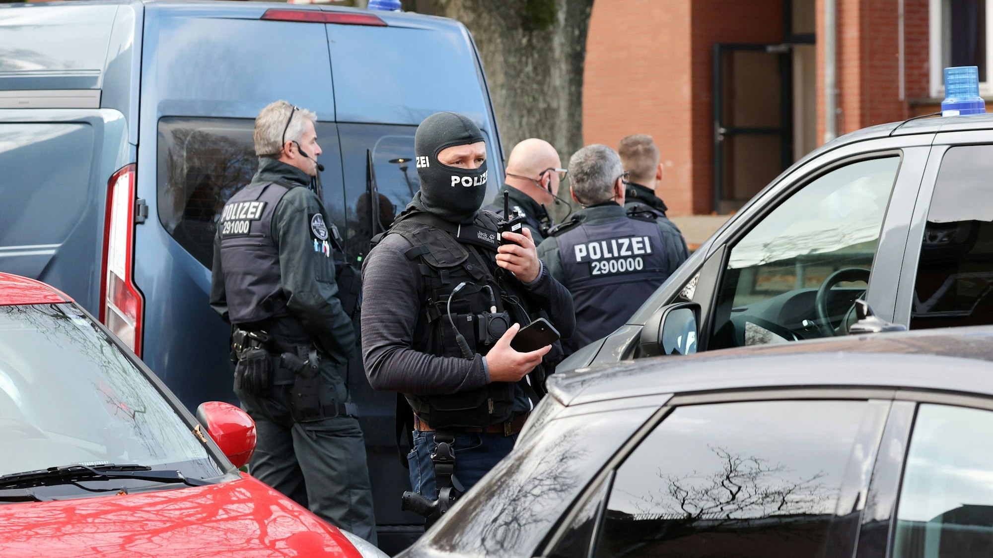 dpatopbilder - 08.11.2023, Hamburg: Einsatzkräfte stehen bei einer Bedrohungslage in Hamburg vor der Stadtteilschule Blankenese. Die Polizei hat bestätigt, dass eine Lehrerin an einer Stadtteilschule in Hamburg-Blankenese mit einer Schusswaffe bedroht worden ist. Die Lehrerin sei im Klassenraum vor anderen Schülern von zwei Personen bedroht worden, eine davon habe eine Schusswaffe gehabt, sagte ein Polizeisprecher vor Ort. Hinweise auf Verletzte liegen nicht vor. Foto: Bodo Marks/dpa +++ dpa-Bildfunk +++
