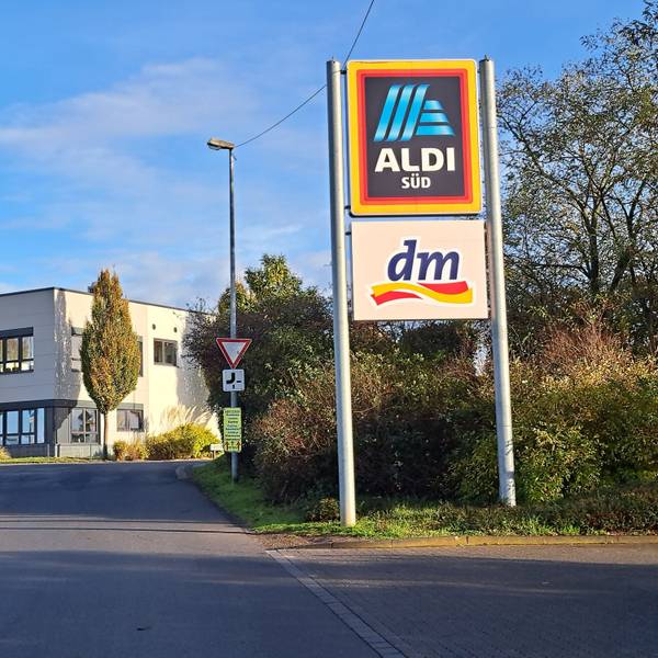 In einem Gewerbegebiet in Niederkassel-Mondorf weist eine Werbetafel auf die Filiale des Discounters Aldi hin.