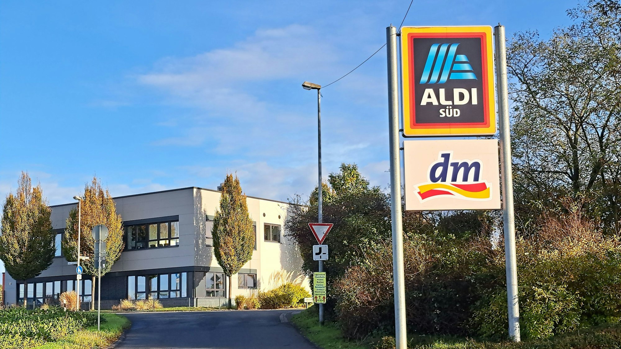 In einem Gewerbegebiet in Niederkassel-Mondorf weist eine Werbetafel auf die Filiale des Discounters Aldi hin.