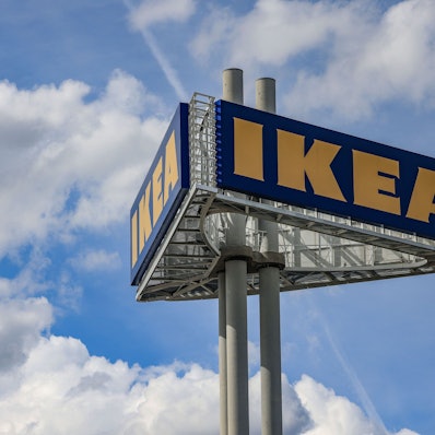 Das Firmenlogo steht vor der Ikea-Filiale Köln Godorf. (Archivbild)