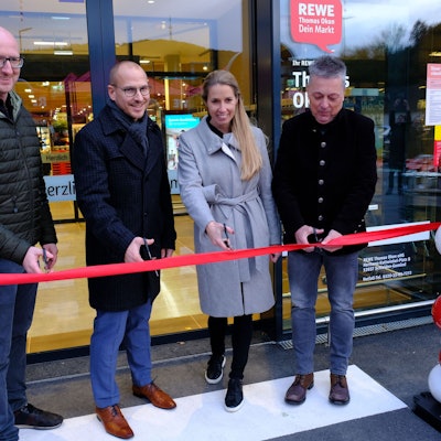 Neueröffnung des Rewe-Markts Gemünd mit (v.l.) Bürgermeister Ingo Pfennings, Rewe-Kaufmann Thomas Okon, Vertriebsleiterin Carina Bruns und Rewe-West-Vorstand Uwe Hoeveler, die ein rotes Band durchtrennen.