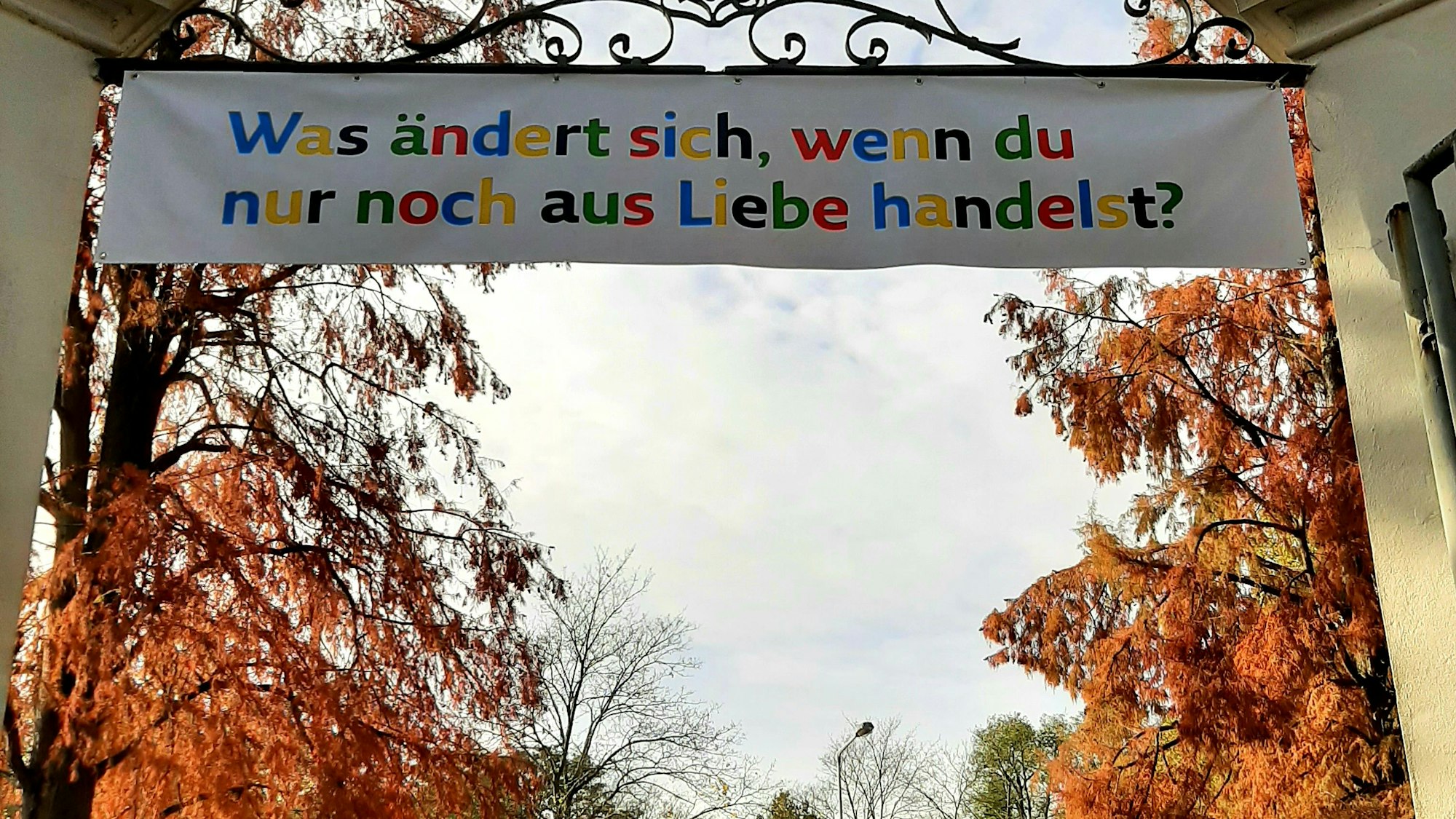 Plakat am Eingagstor zum Schloss Morsbroich/ Museum als Stellungsnahme zur derzeitigen Lage weltweit.