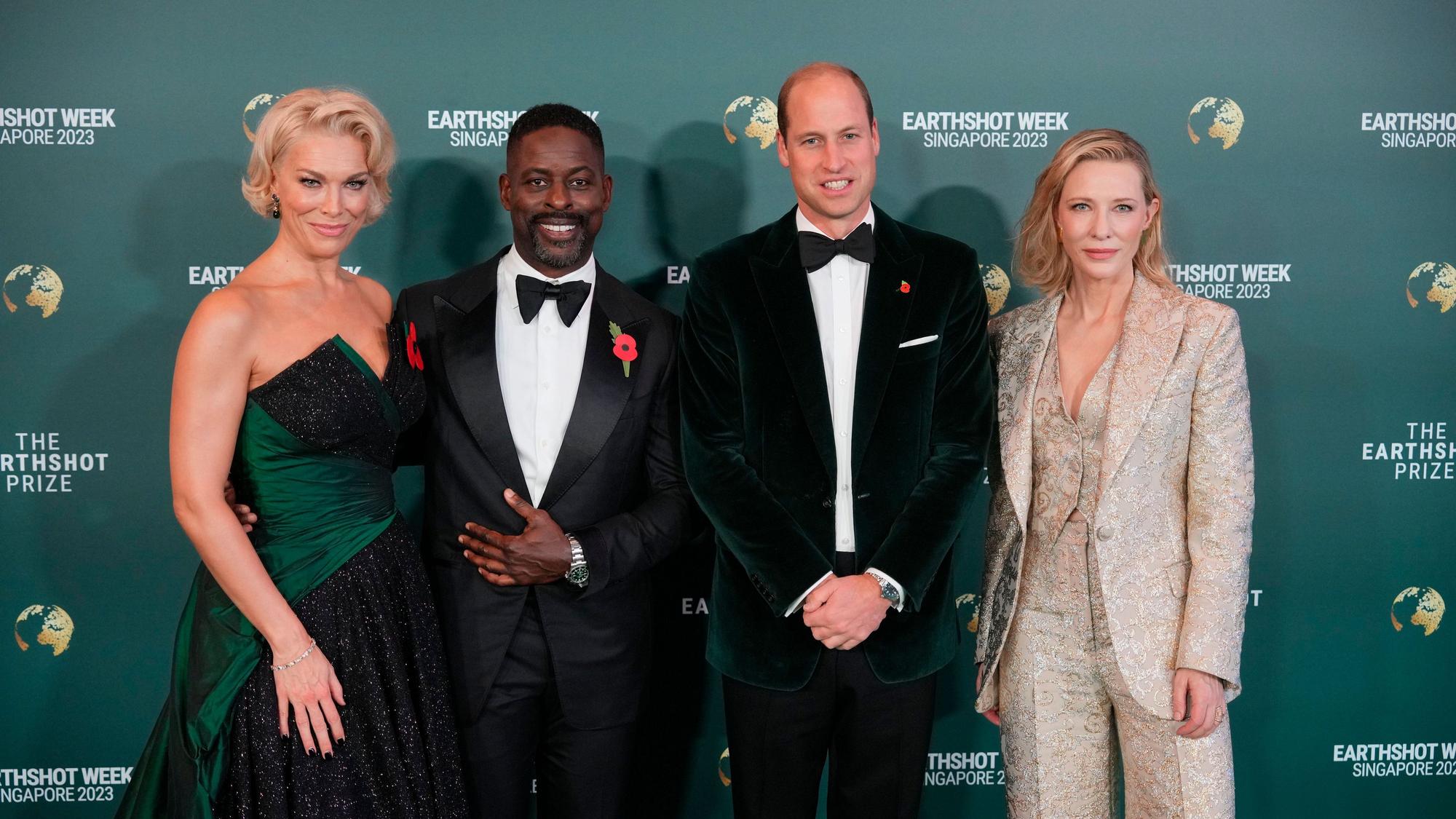 Der britische Prinz William (Zweiter von rechts), die australische Schauspielerin Cate Blanchett (rechts), die britische Schauspielerin Hannah Waddingham (links) und der US-Schauspieler Sterling K. Brown (Zweiter von links) posieren auf dem grünen Teppich für die Verleihung des Earthshot Prize 2023 in Singapur.