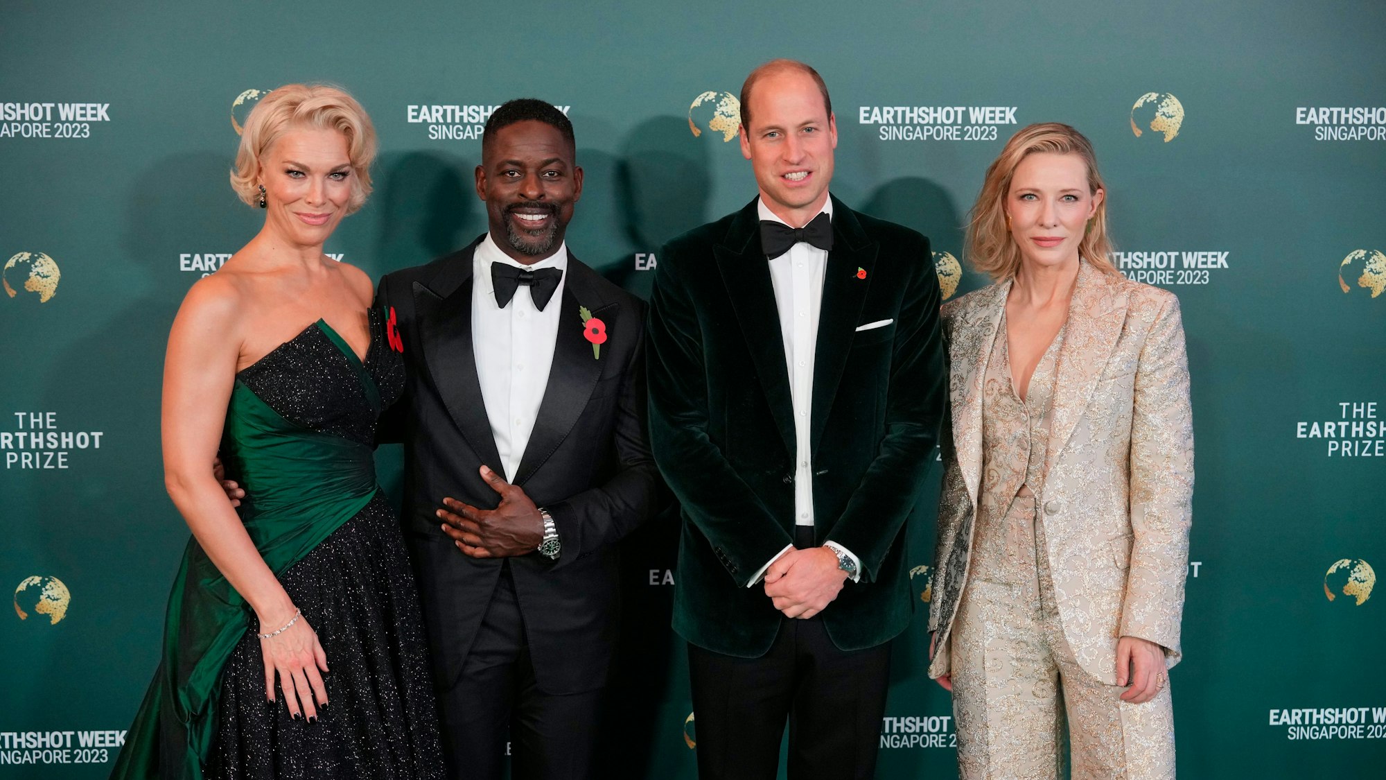 Der britische Prinz William (Zweiter von rechts), die australische Schauspielerin Cate Blanchett (rechts), die britische Schauspielerin Hannah Waddingham (links) und der US-Schauspieler Sterling K. Brown (Zweiter von links) posieren auf dem grünen Teppich für die Verleihung des Earthshot Prize 2023 in Singapur.