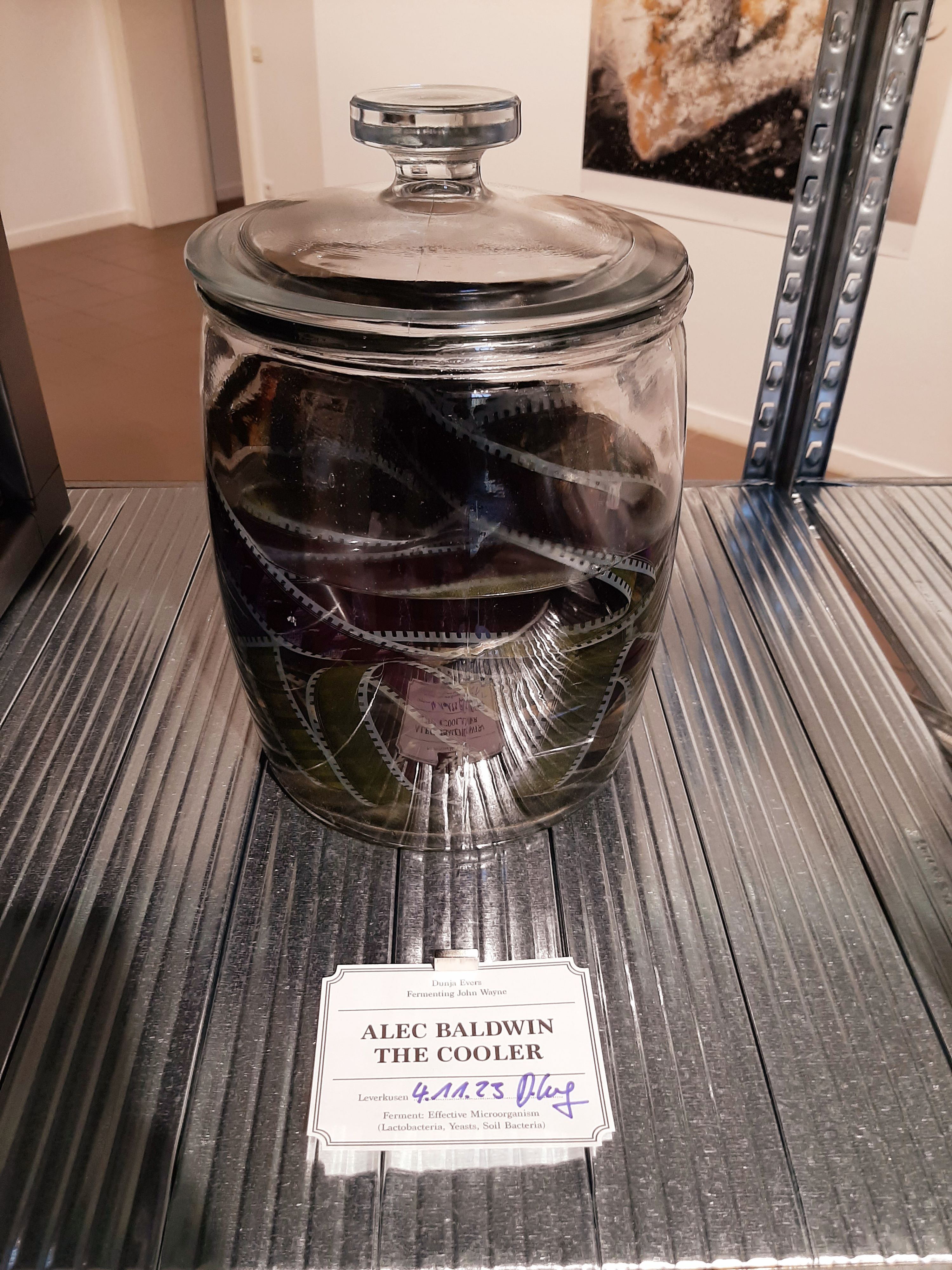 Ausstellung „Fermenting John Wayne“ von Dunja Evers im Kunstverein Leverkusen in den Remisen des Schlosses Morsbroich.