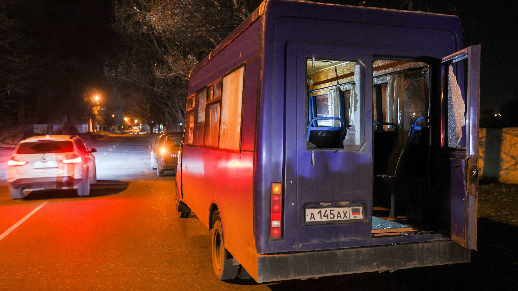 Die russische staatliche Nachrichtenagentur Tass veröffentlichte ein Foto eines Shuttlebus, der von der Ukraine angegriffen worden sein soll. Weitere Details wurden zunächst nicht bekannt.