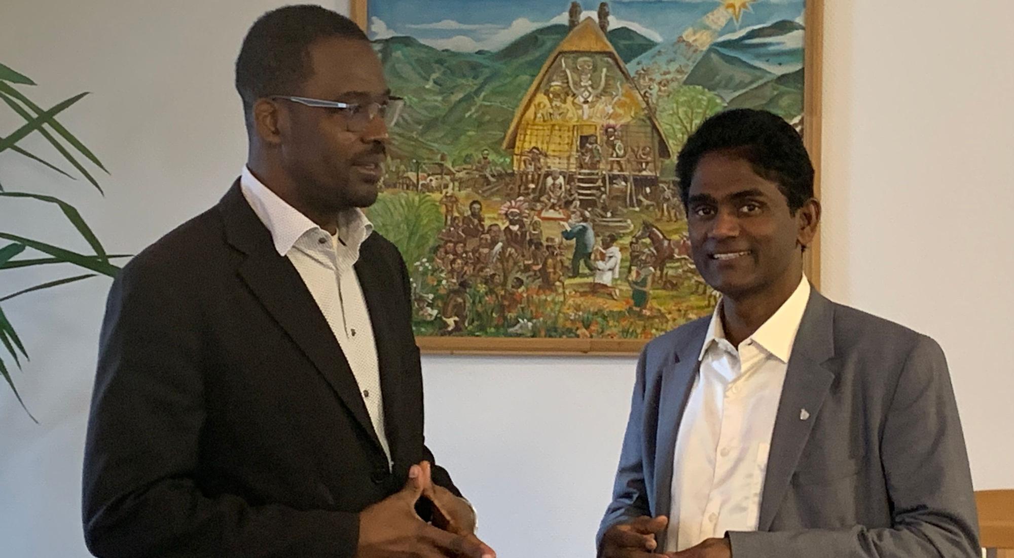 Die beiden Stiftungsvorstände Pater Joseph Xavier Alangaram (r.) und Pater Dr. Moses Assa Awinongya blickten nun auf „20 Jahre Arbeit mit dem Herzen zurück“, wie sie es formulierten.