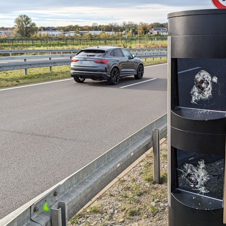 Auf dem Foto sind die beiden eingeschlagenen Scheiben einer Lasermessanlage.