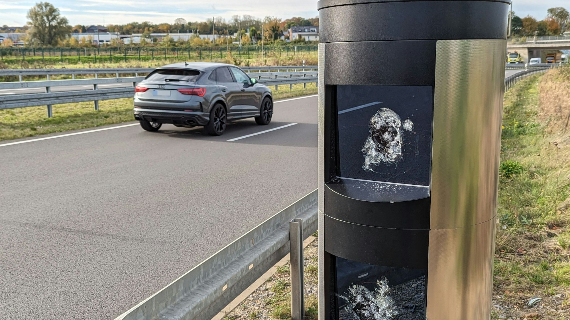 Auf dem Foto sind die beiden eingeschlagenen Scheiben einer Lasermessanlage.