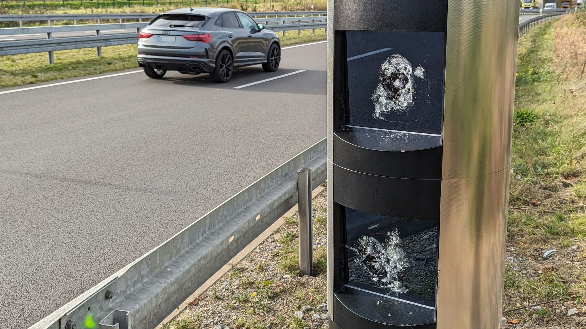 Das Foto zeigt den demolierten Blitzer an der Umgehungsstraße Ortsumgehung Hermülheim (B 265n) auf Höhe des Gewerbegebiets Kalscheuren.