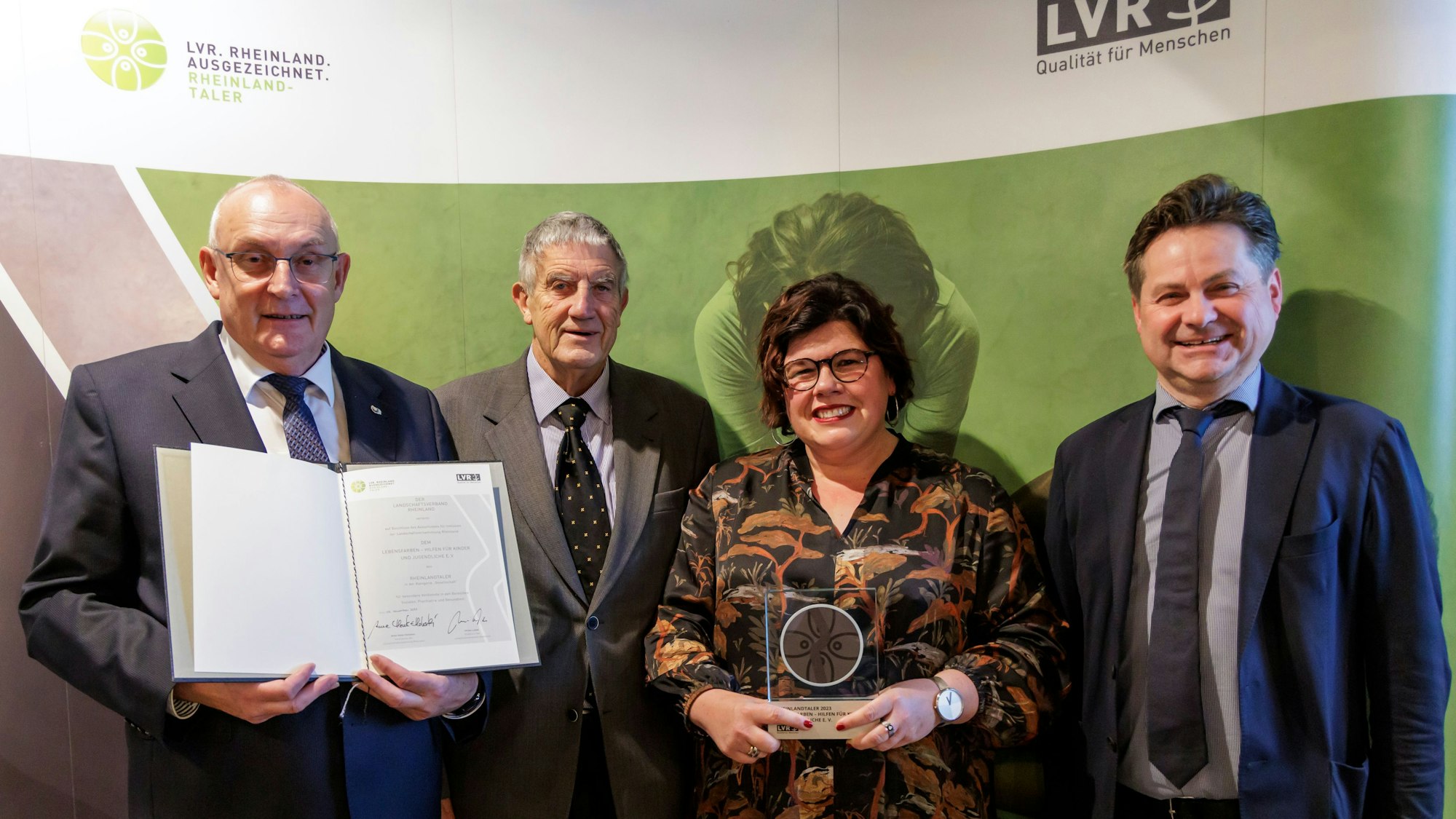 Ein Gruppenbild mit einer Dame und drei Herren.