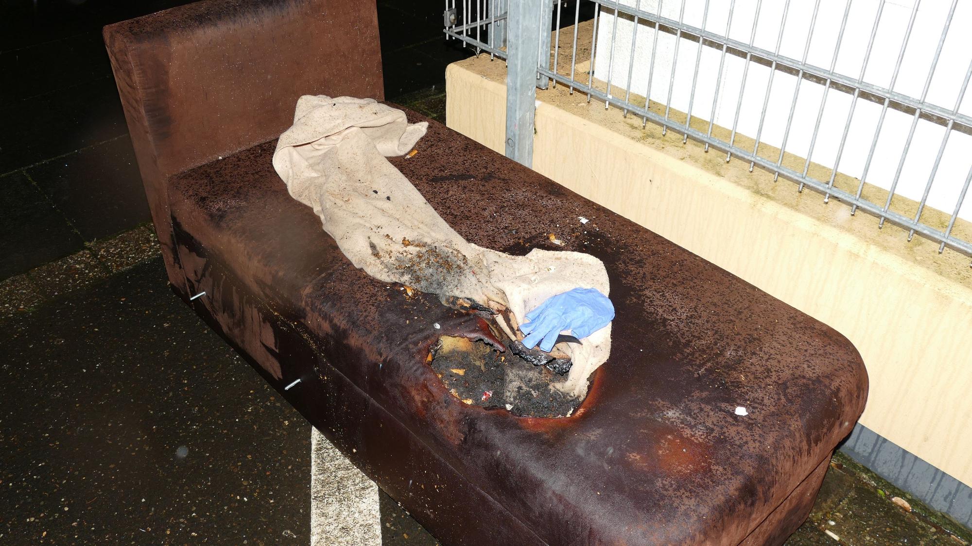 Ein Sofa mit einem großen Brandloch.