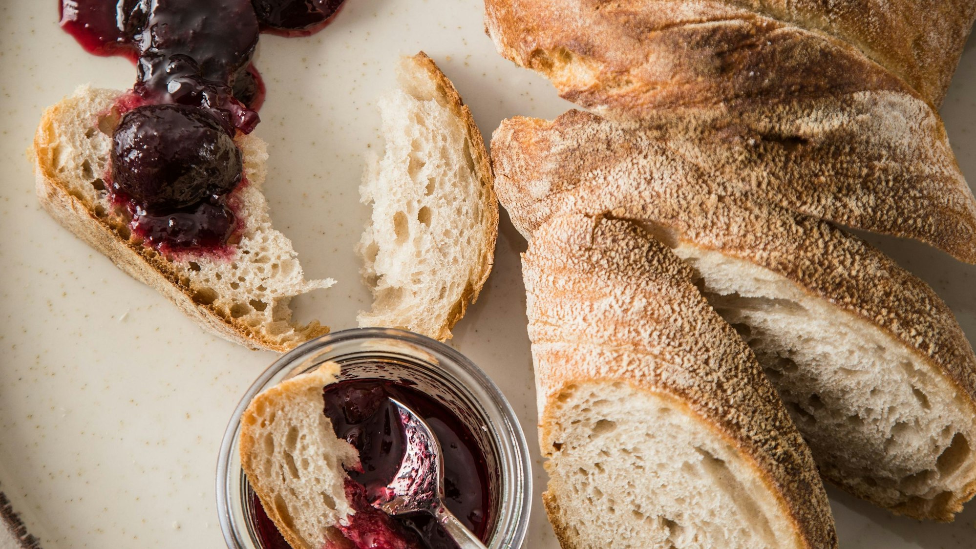 Brot und Chutney von oben fotografiert.