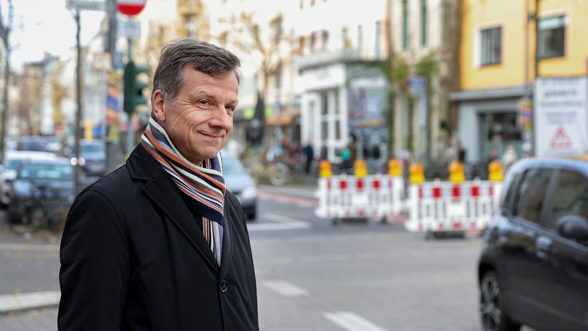 Verkehrsdezernent Ascan Egerer blickt zufrieden auf die Venloer Straße.