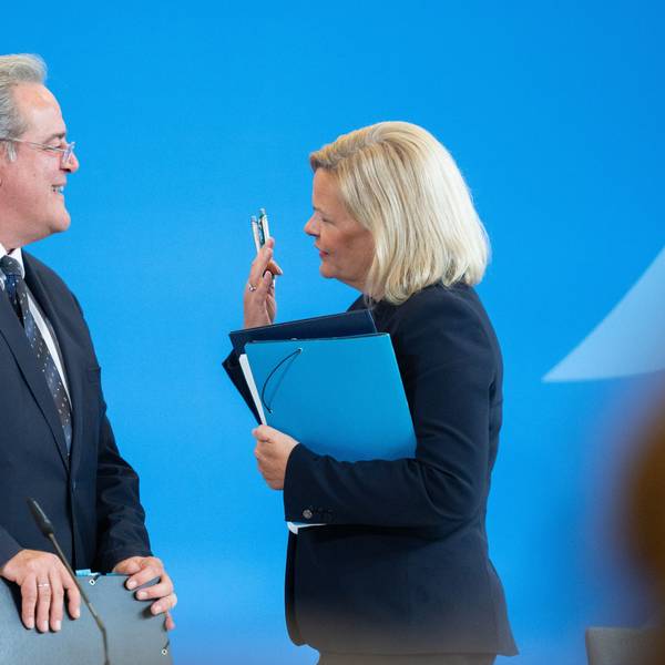 08.11.2023, Berlin: Nancy Faeser (SPD, r), Bundesministerin für Inneres und Heimat, und Dieter Romann, Präsident der Bundespolizei, unterhalten sich nach einer Pressekonferenz zum Jahresbericht der Bundespolizei für 2022. Foto: Christophe Gateau/dpa +++ dpa-Bildfunk +++