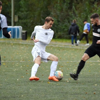 Eine Spielszene beim Fußball.