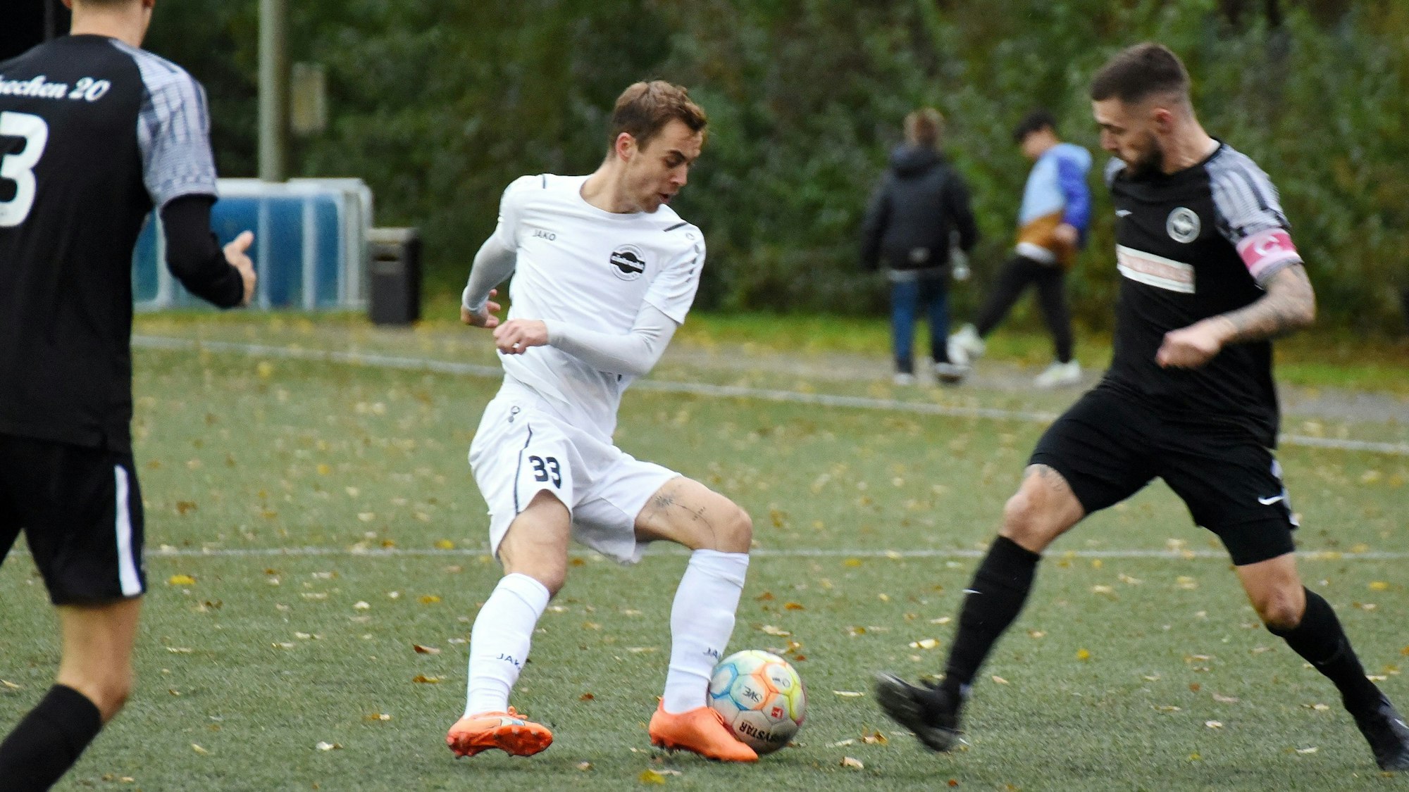 Eine Spielszene beim Fußball.