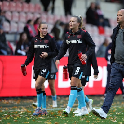 Google Pixel Frauen-Bundesliga 2023-2024, 1. FC Köln - Bayer 04 Leverkusen Robert de Pauw B04, Trainer vorm Spiel mit Melissa Friedrich B04, 3 Köln Franz-Kremer-Stadion Nordrhein-Westfalen Deutschland *** Google Pixel Frauen Bundesliga 2023 2024, 1 FC Köln Bayer 04 Leverkusen Robert de Pauw B04, coach before match with Melissa Friedrich B04, 3 Köln Franz Kremer Stadion Nordrhein Westfalen Germany