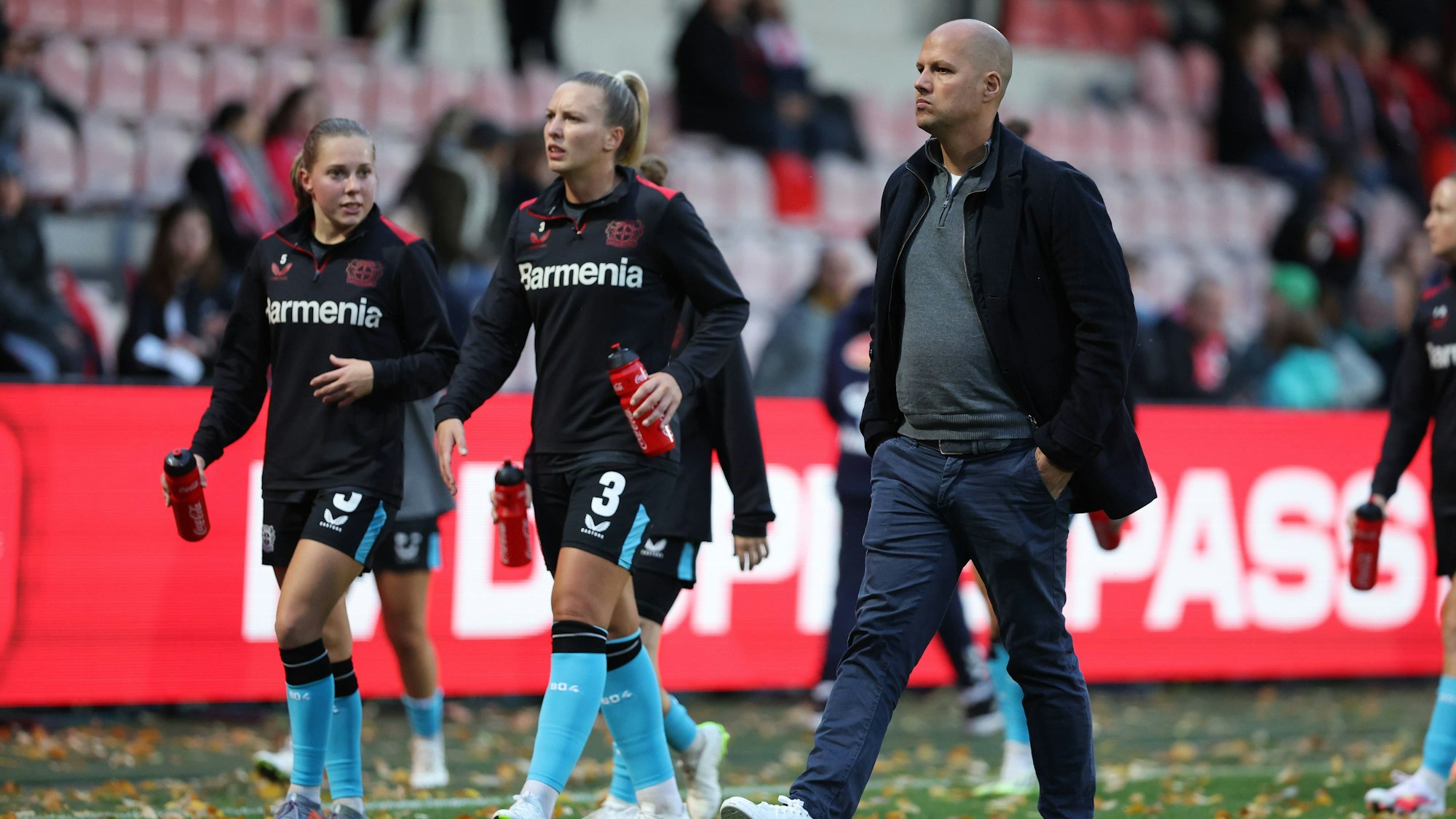 Google Pixel Frauen-Bundesliga 2023-2024, 1. FC Köln - Bayer 04 Leverkusen Robert de Pauw B04, Trainer vorm Spiel mit Melissa Friedrich B04, 3 Köln Franz-Kremer-Stadion Nordrhein-Westfalen Deutschland *** Google Pixel Frauen Bundesliga 2023 2024, 1 FC Köln Bayer 04 Leverkusen Robert de Pauw B04, coach before match with Melissa Friedrich B04, 3 Köln Franz Kremer Stadion Nordrhein Westfalen Germany