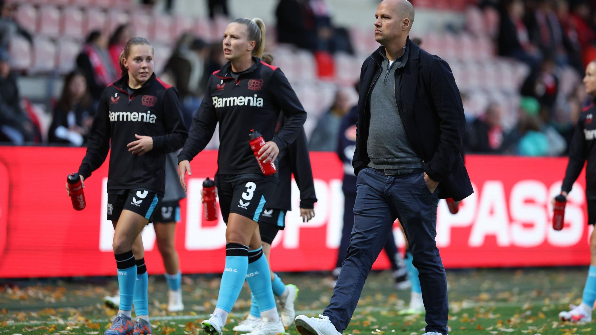 Google Pixel Frauen-Bundesliga 2023-2024, 1. FC Köln - Bayer 04 Leverkusen Robert de Pauw B04, Trainer vorm Spiel mit Melissa Friedrich B04, 3 Köln Franz-Kremer-Stadion Nordrhein-Westfalen Deutschland *** Google Pixel Frauen Bundesliga 2023 2024, 1 FC Köln Bayer 04 Leverkusen Robert de Pauw B04, coach before match with Melissa Friedrich B04, 3 Köln Franz Kremer Stadion Nordrhein Westfalen Germany
