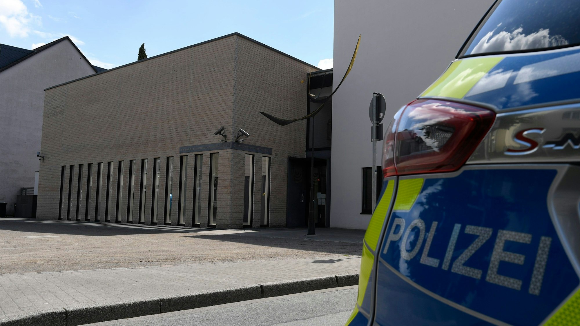 Ein Polizeiwagen steht vor einer Synagoge. In einer ohnehin angespannten Sicherheitslage nimmt die Polizei in Nordrhein-Westfalen am Jahrestag der Pogromnacht vor 85 Jahren den Schutz jüdischer Einrichtungen in den Blick.