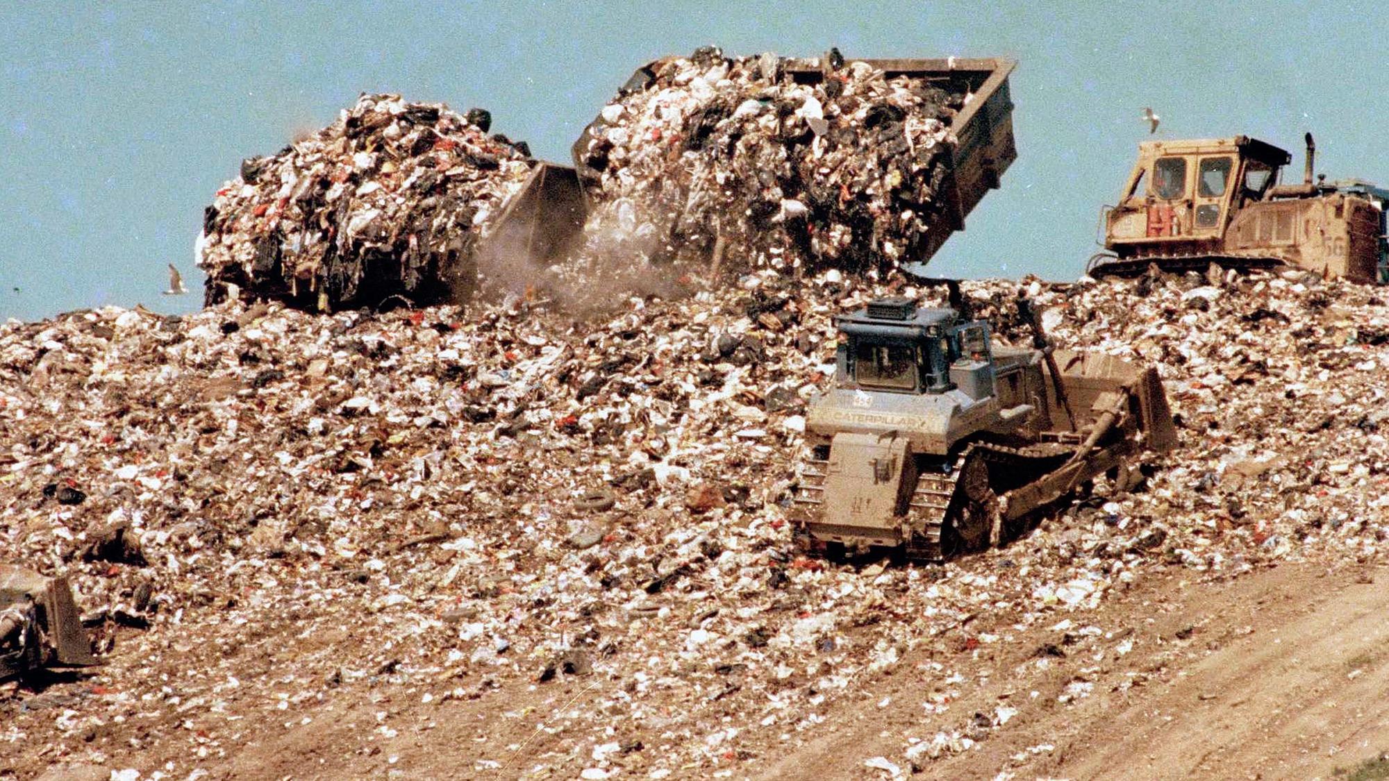 ARCHIV - 04.05.1989, USA, New York: Müll wird auf der "Freshkills" Deponie im Stadtteil Staten Island abgeladen. Die zeitweise größte Deponie der Welt, mit Müllbergen höher als die Freiheitsstatue, ist inzwischen Geschichte. Daraus entsteht nun der «Freshkills Park». (zu dpa «Freshkills»: Ehemals weltgrößte Müllkippe wird in New York nun Park") Foto: David Cantor/AP/dpa +++ dpa-Bildfunk +++