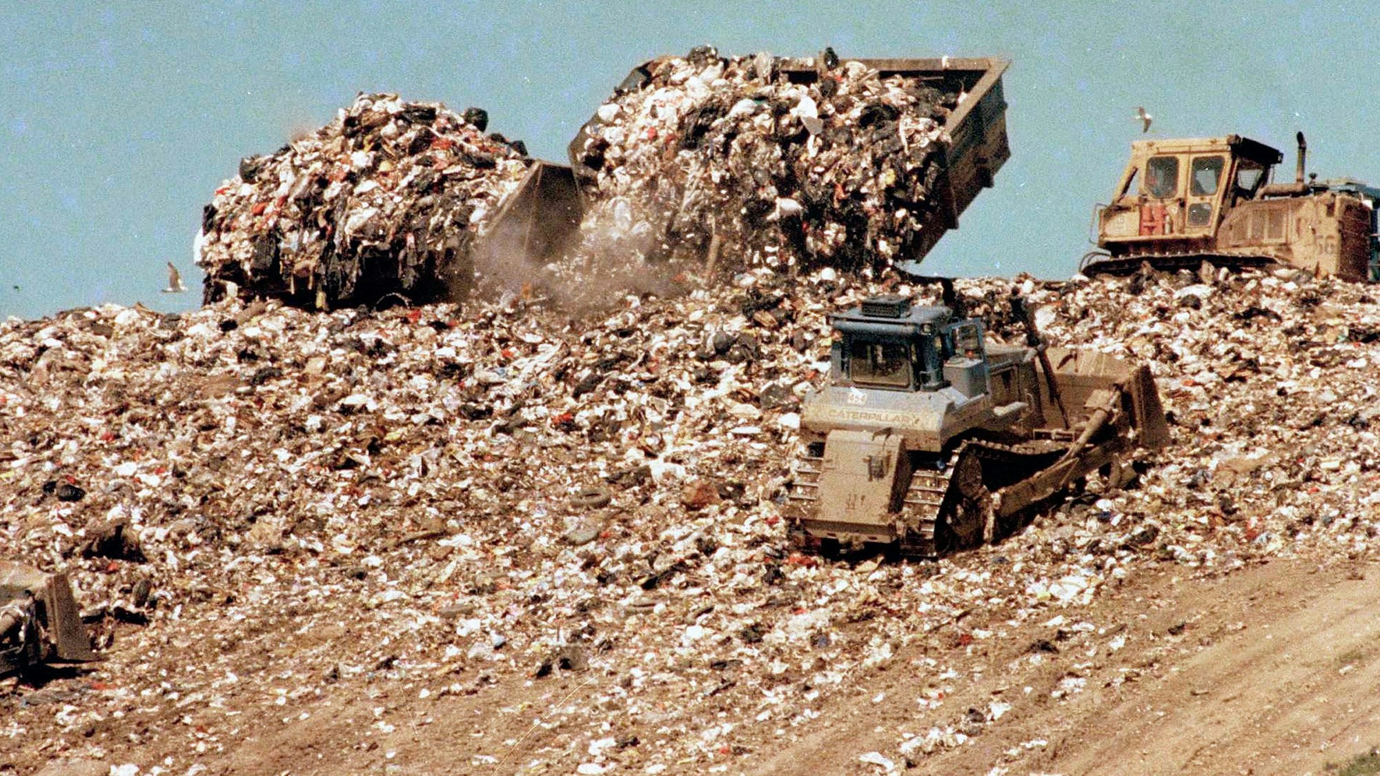ARCHIV - 04.05.1989, USA, New York: Müll wird auf der "Freshkills" Deponie im Stadtteil Staten Island abgeladen. Die zeitweise größte Deponie der Welt, mit Müllbergen höher als die Freiheitsstatue, ist inzwischen Geschichte. Daraus entsteht nun der «Freshkills Park». (zu dpa «Freshkills»: Ehemals weltgrößte Müllkippe wird in New York nun Park") Foto: David Cantor/AP/dpa +++ dpa-Bildfunk +++