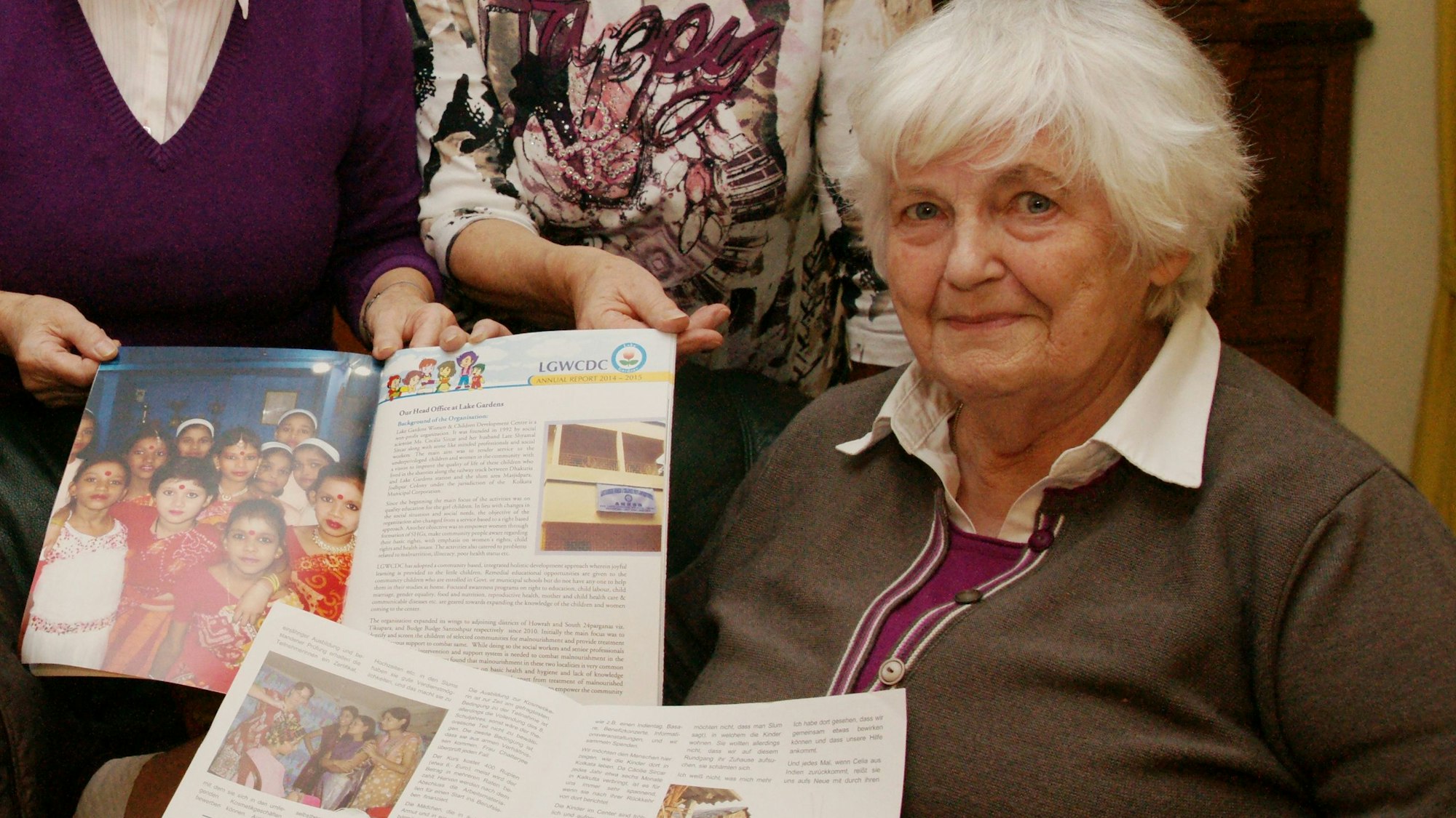 Eine Frau zeigt Berichte über das Heim in Kolkata.
