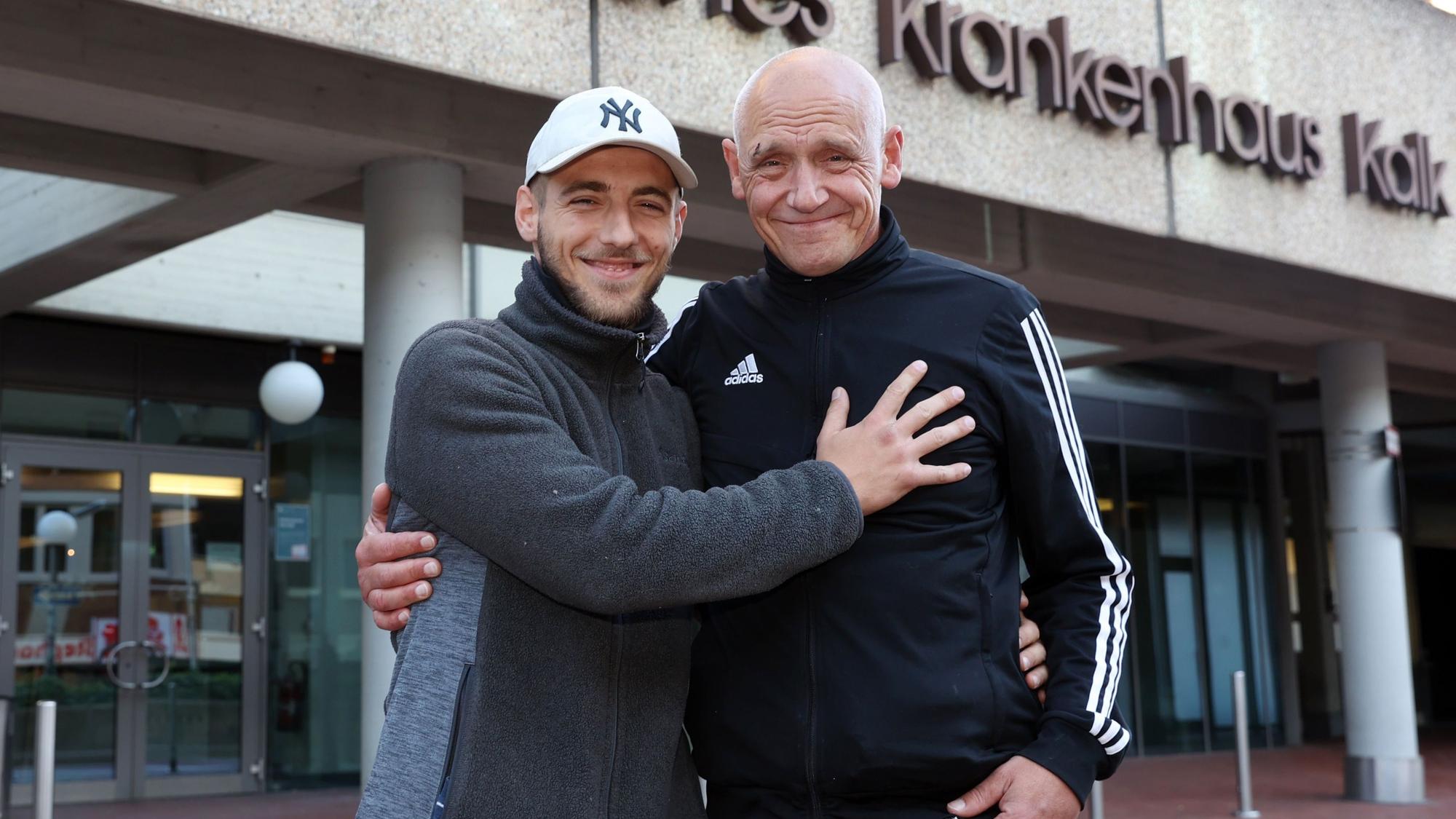 Vater Stefan Rick (54) und Sohn
Enrico (28) Rick vor dem Evangelischen Krankenhaus in Köln Kalk.